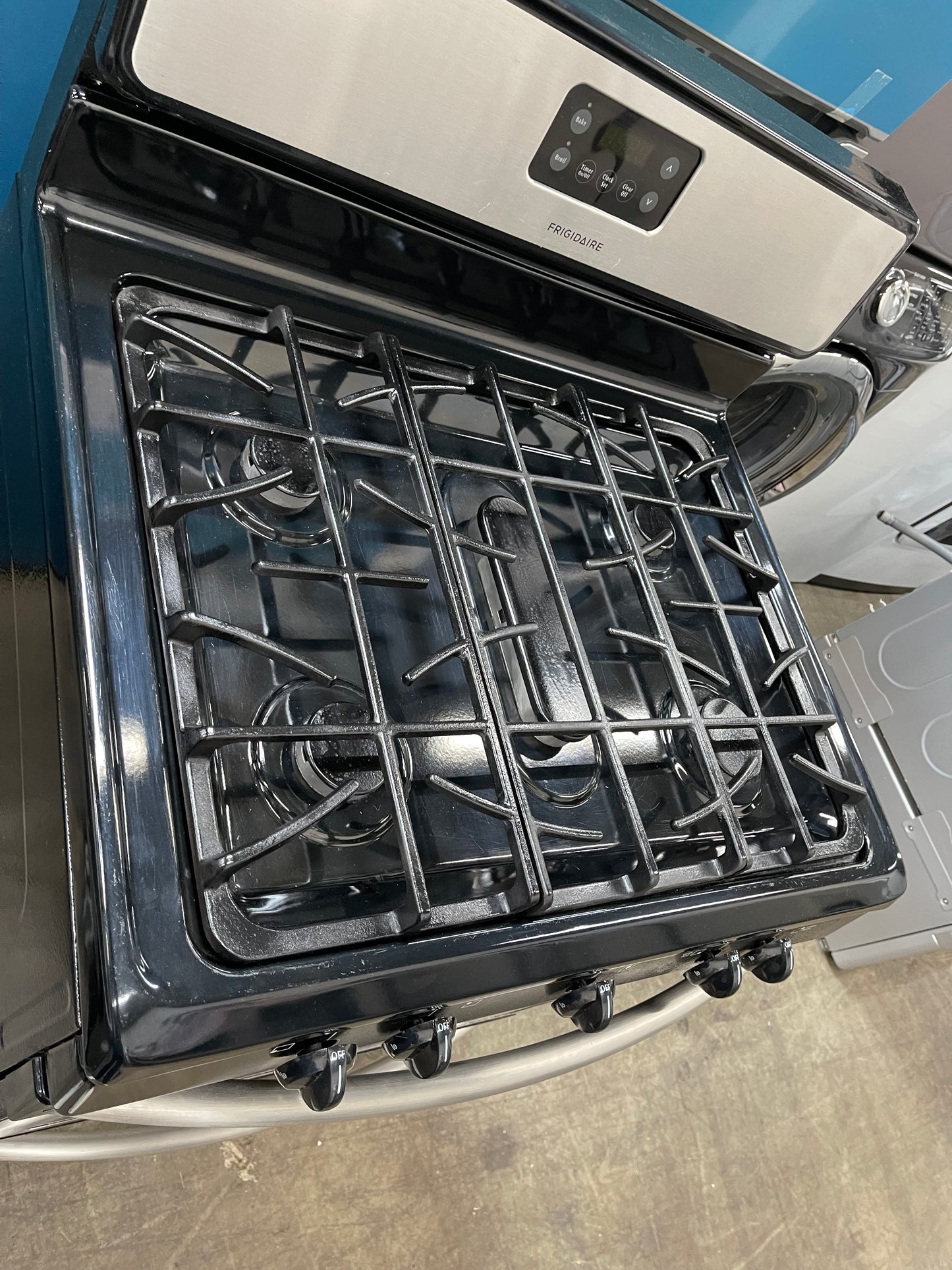 Frigidaire 30-in 5 Burners 4.2-cu ft Freestanding Gas Range in Stainless Steel-Model #FGF348KCN