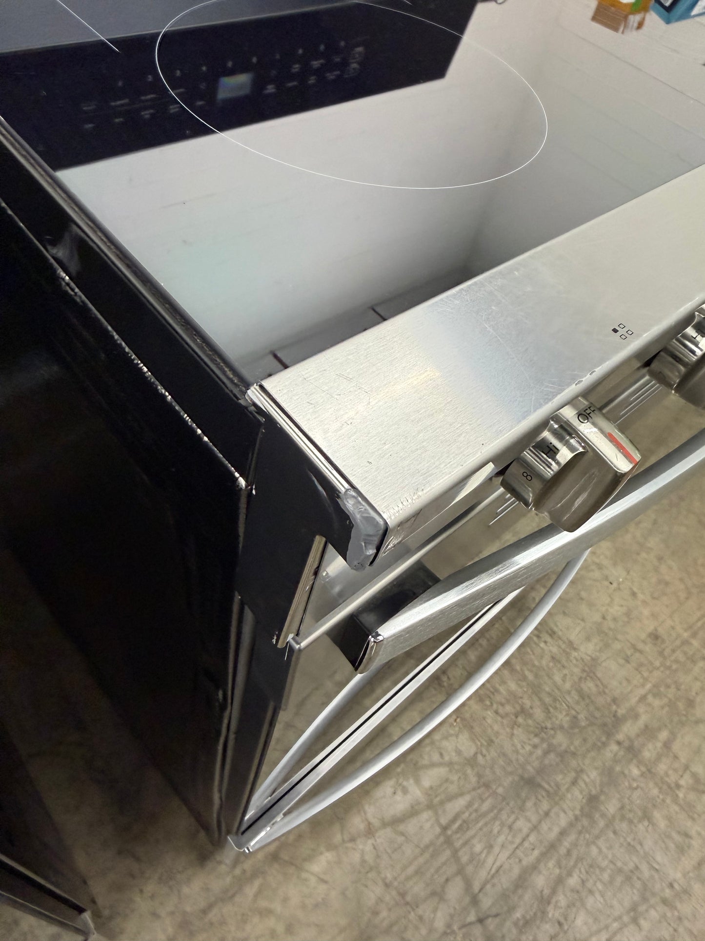 Whirlpool WFES7530RZ
30 Inch Freestanding Electric Smart Range with 5 Radiant Elements, 5.3 cu. ft. Convection Oven