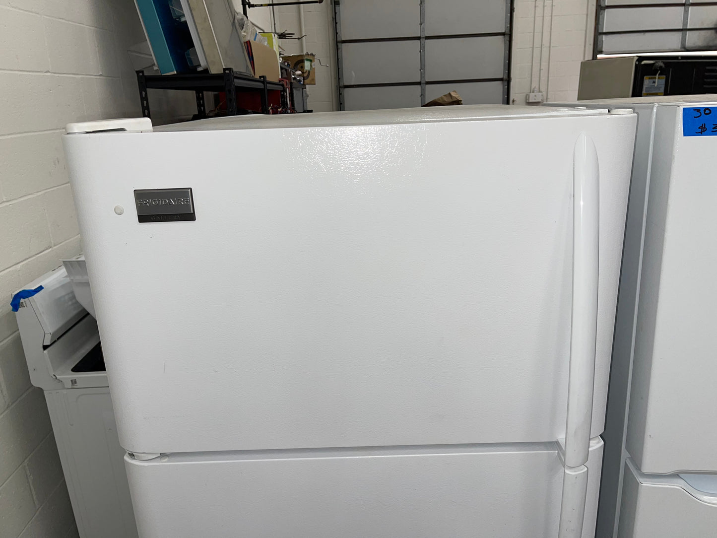 Frigidaire Gallery Series FGHT1834KW
18.2 cu. ft. Top-Freezer Refrigerator with 3 SpillSafe Glass Shelves, 2 Humidity Control Crispers, Adjustable Gallon Door Bins and Optional Ice Maker: White