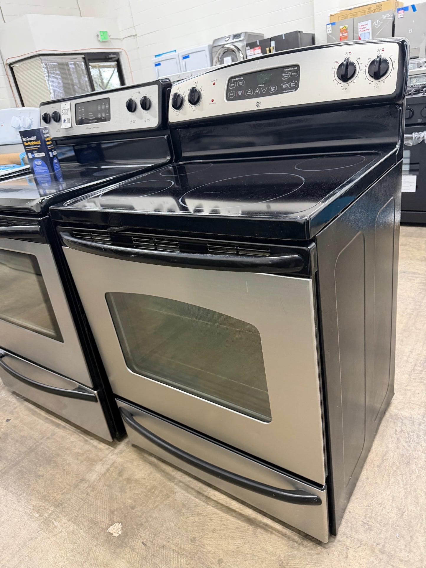 GE CleanDesign JB640MPBS
30 Inch Electric Range with 4 Radiant Elements, 5.3 cu. ft. Self-Clean Oven, Dual Element Bake, Sabbath Mode, Storage Drawer and QuickSet III Controls: CleanSteel