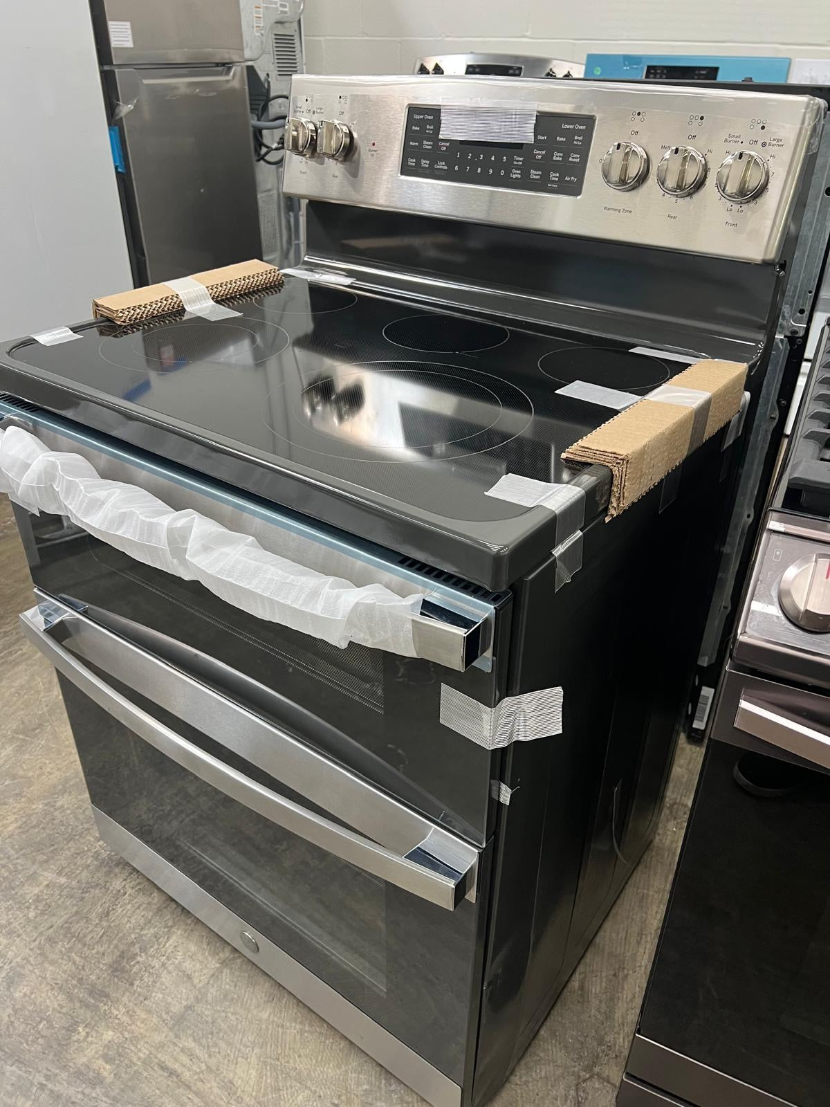 GE 30-in Glass Top 5 burners 4.4-cu ft / 2.2-cu ft Air Fry Convection Oven Freestanding Double Oven Electric Range ( Stainless Steel )
Model #JBS86SPSS
