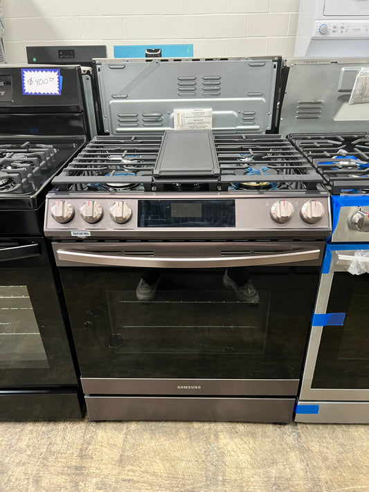 Samsung 30-in 5 Burners 6-cu ft Self-cleaning Air Fry Convection Oven Slide-in Smart Gas Range in Tuscan Stainless Steel-Model #NX60T8511ST