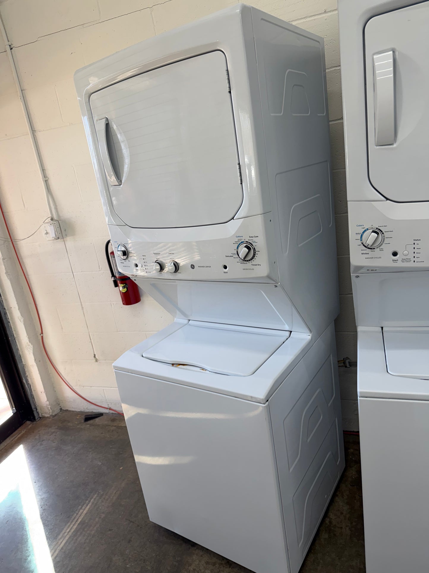 GE Unitized Spacemaker® ENERGY STAR 3.9 cu. ft. Capacity Washer with Stainless Steel Basket and 5.9 cu. ft. Capacity Electric Dryer
Model #:GUD27EESM1WW