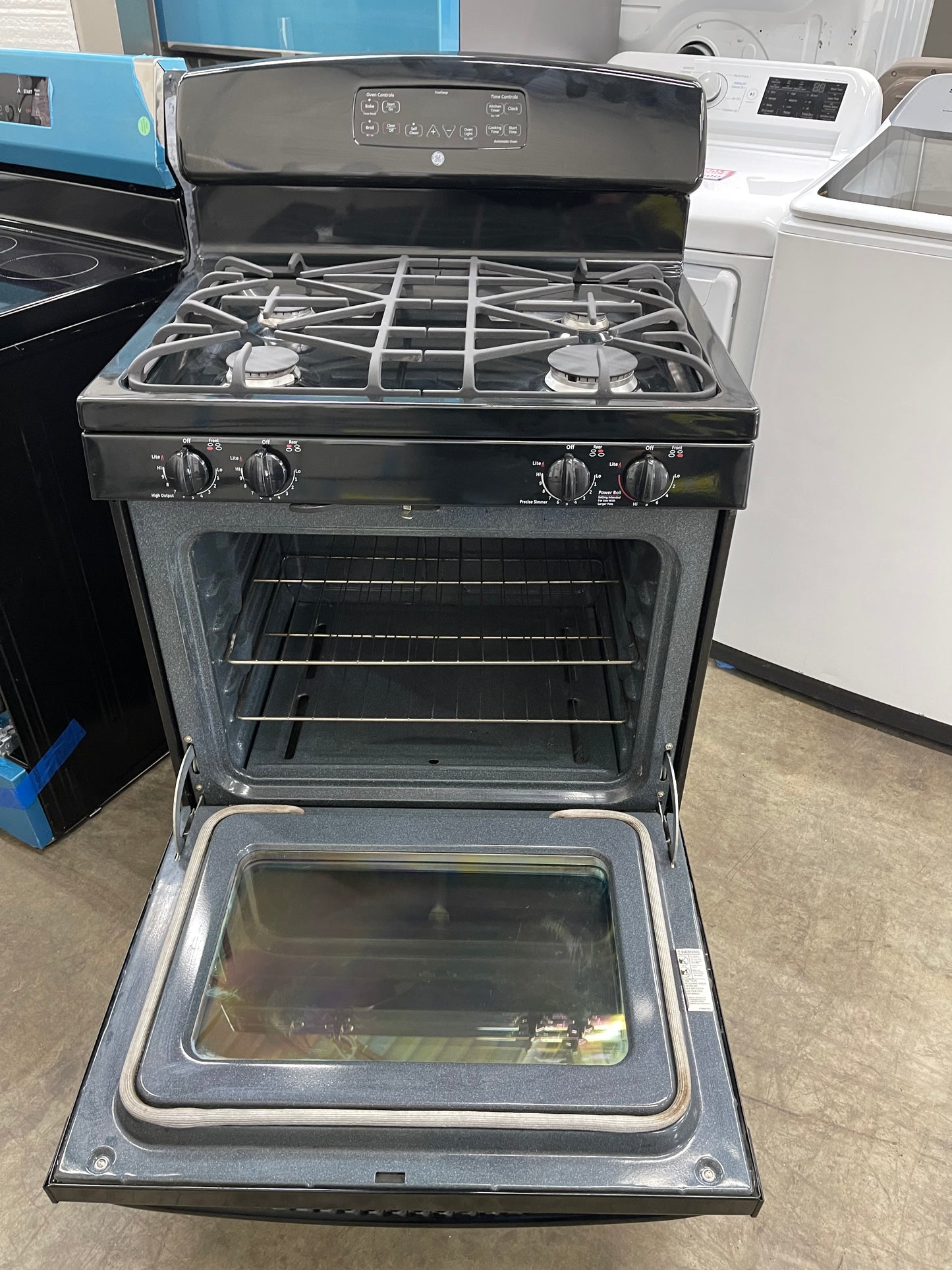 GE 30" Free-Standing Gas Range
Model #:JGB281DERBB