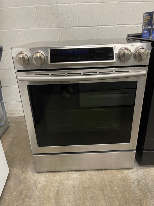 Samsung  NE58F9500SS
30 Inch Slide-In Electric Range with 5 Radiant Elements, 5.8 cu. ft. Oven Capacity, Dual Convection Cooking, Self Clean with Steam and Temperature Probe