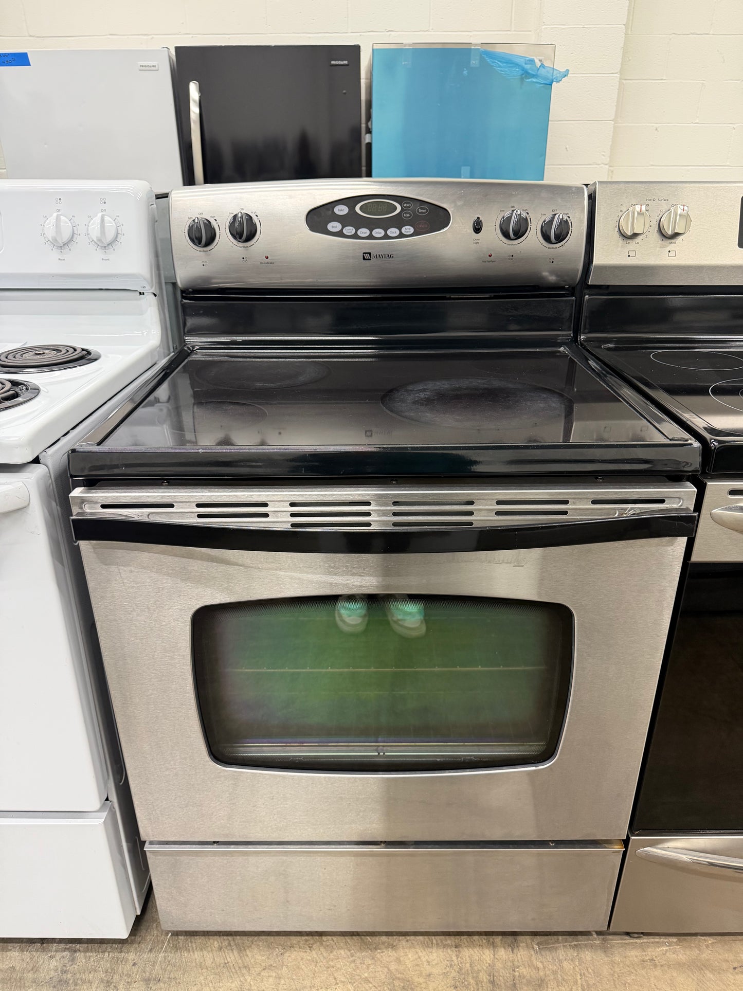Maytag MER5755QAS
30 Inch Freestanding Electric Range w/ Precision Cooking System & Hot-Surface Indicator Light: Stainless Steel