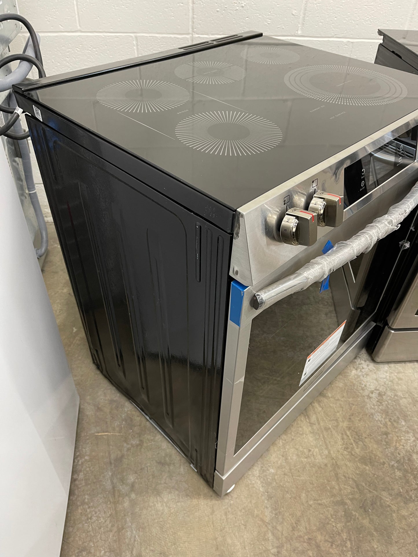 Frigidaire Gallery Series GCFE3060BF
30 Inch Freestanding Electric Range with 5 Elements, 6.2 cu. ft. Total Convection Oven, Bridge Element, Steam+Self Clean, Storage Drawer, ADA Compliant, and Star-K: Stainless Steel