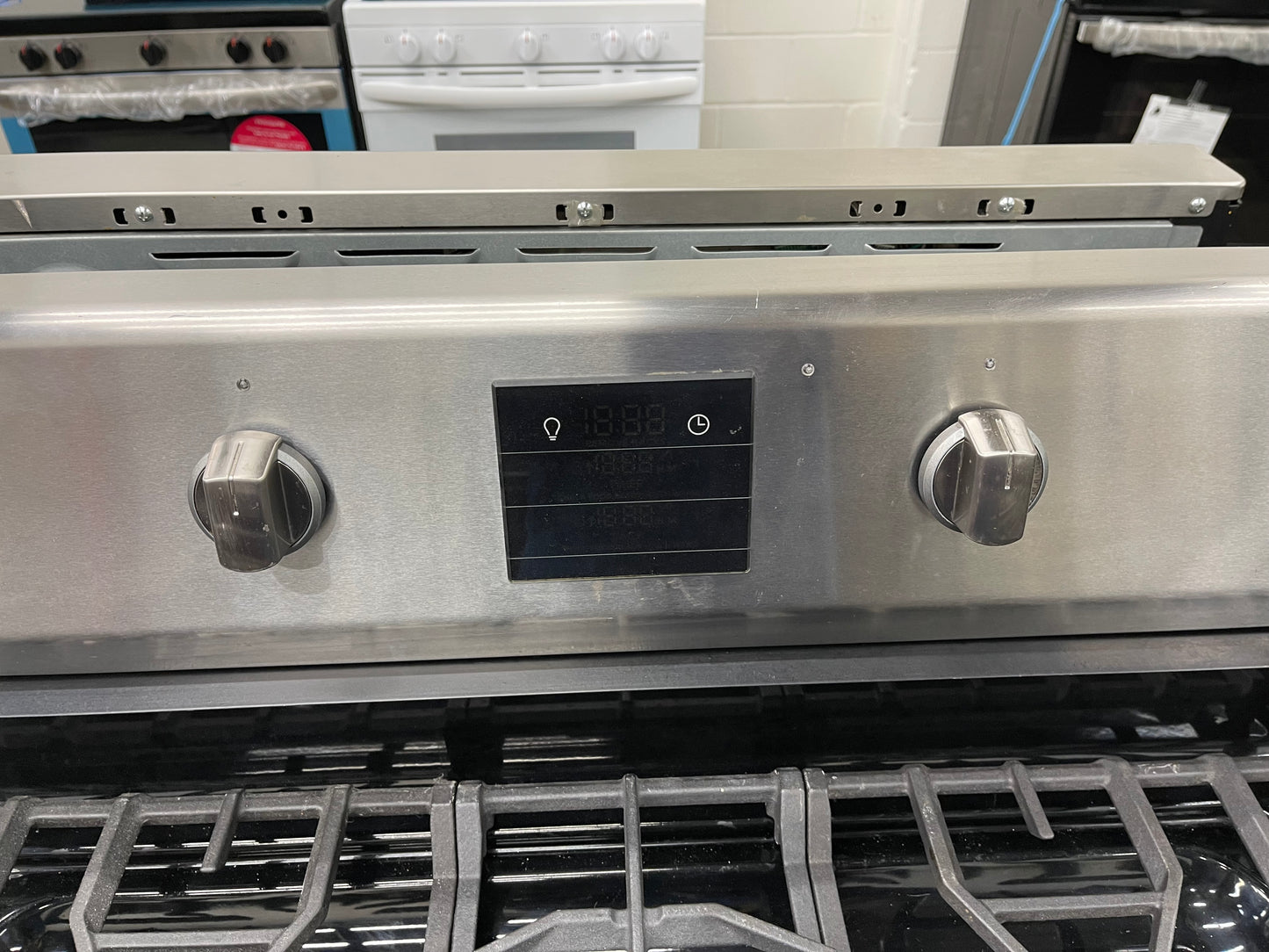 Frigidaire Professional 30-in 5 Burners 5.6-cu ft Self Cleaning Freestanding Gas Range in Stainless Steel-Model #FPGF3077QF