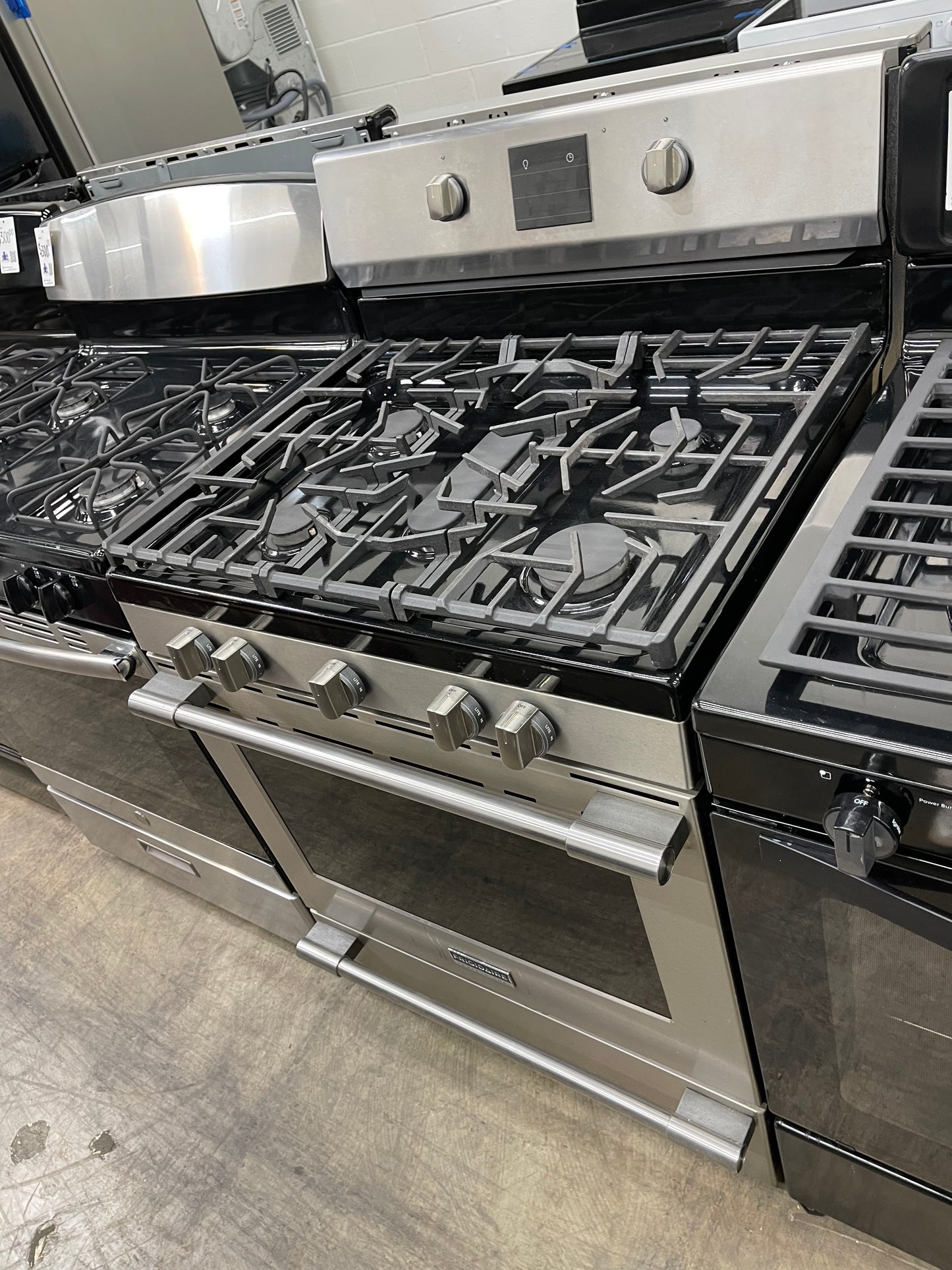 Frigidaire Professional 30-in 5 Burners 5.6-cu ft Self Cleaning Freestanding Gas Range in Stainless Steel-Model #FPGF3077QF