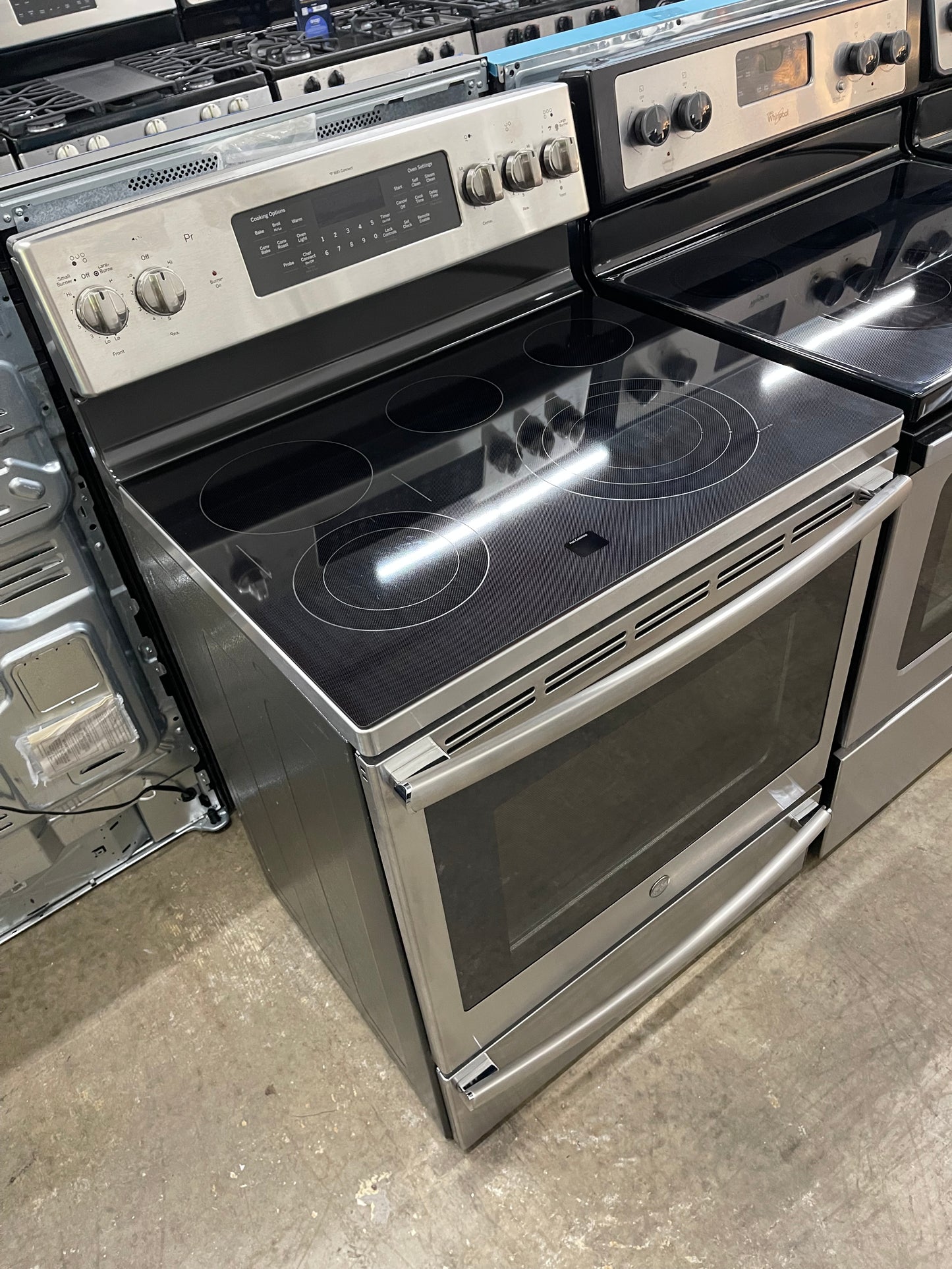 GE Profile PB930SLSS
30 Inch Smart Electric Range with 5.3 Cu. Ft. Oven, Five Heating Elements, Temperature Probe, True European Convection, WiFi, 3600W Power Boil, Chef Connect, and Self Clean