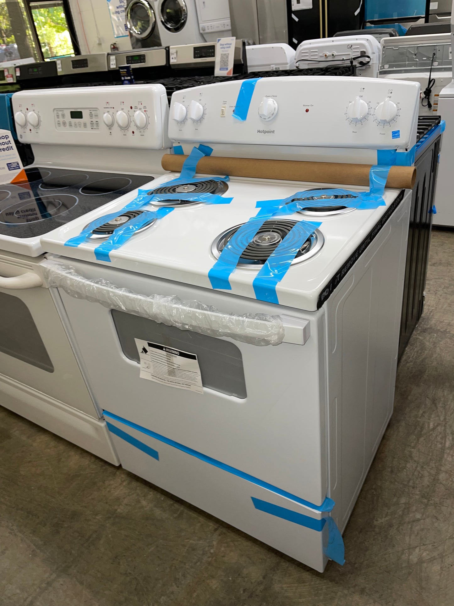 Hotpoint 30-inch Freestanding Electric Range RBS330DRWW