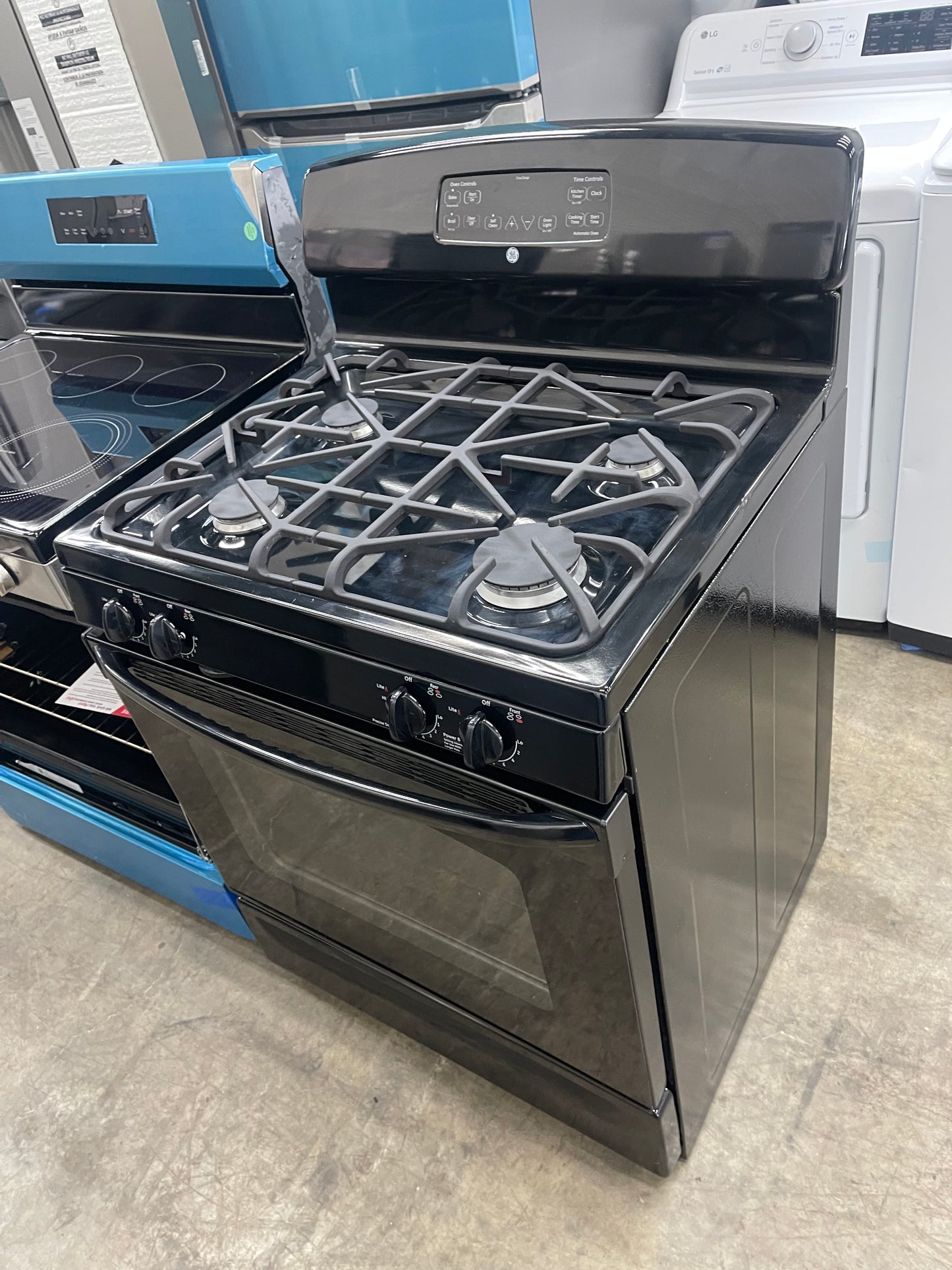 GE 30" Free-Standing Gas Range
Model #:JGB281DERBB