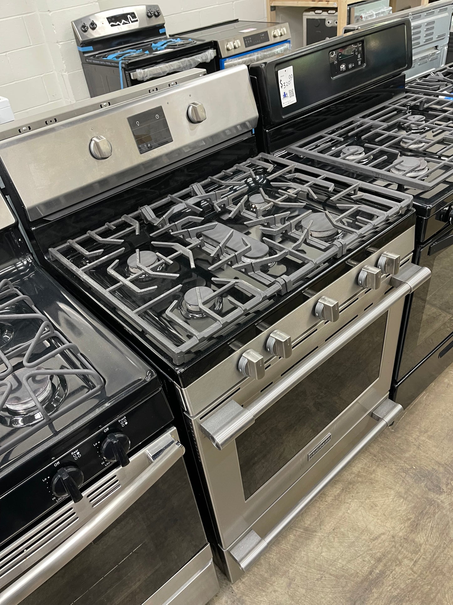 Frigidaire Professional 30-in 5 Burners 5.6-cu ft Self Cleaning Freestanding Gas Range in Stainless Steel-Model #FPGF3077QF