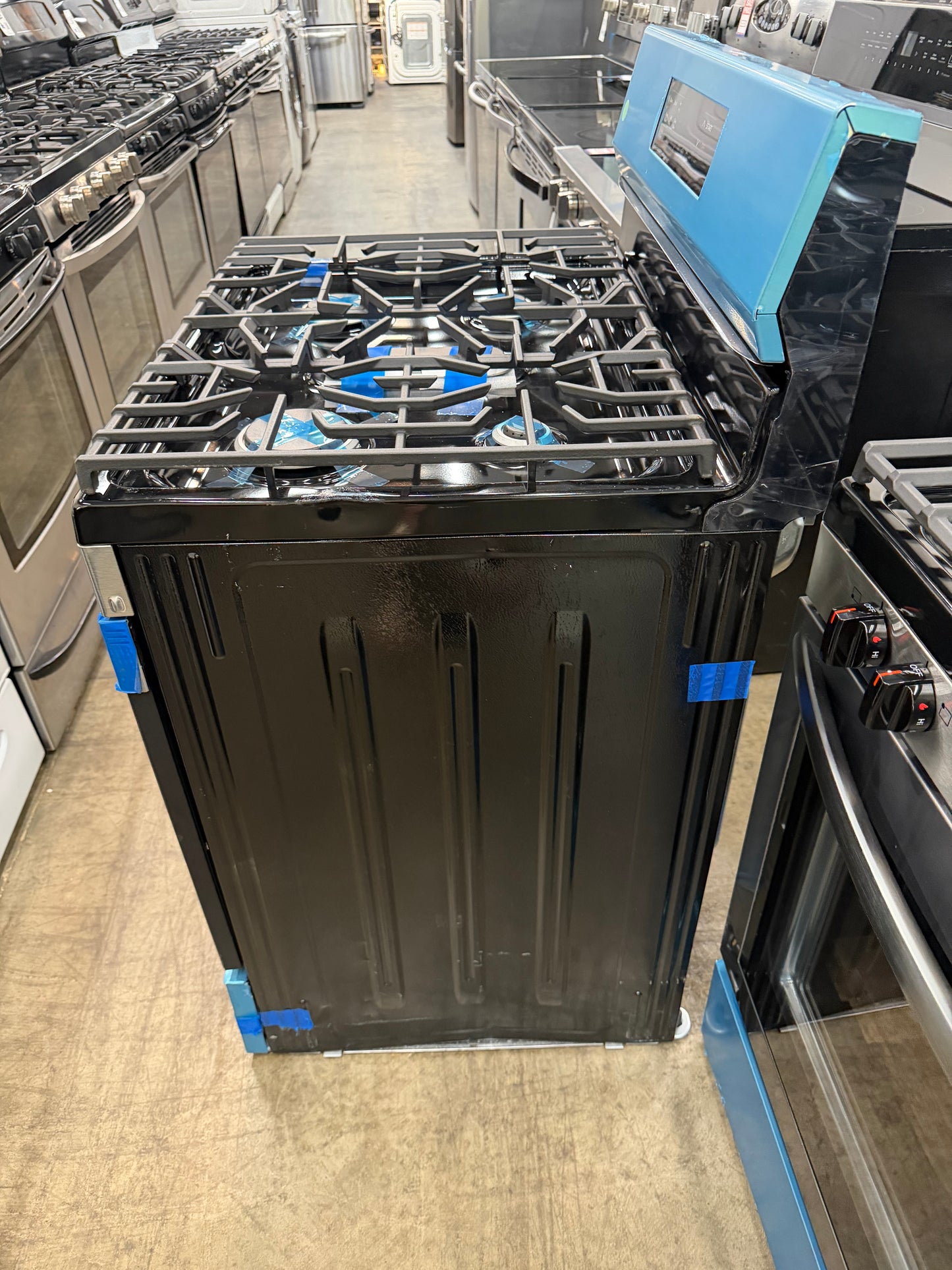 Frigidaire 30-in 5 Burners 5.1-cu ft Air Fry Convection Oven Freestanding Gas Range in Stainless Steel-Model #FCRG3083AS