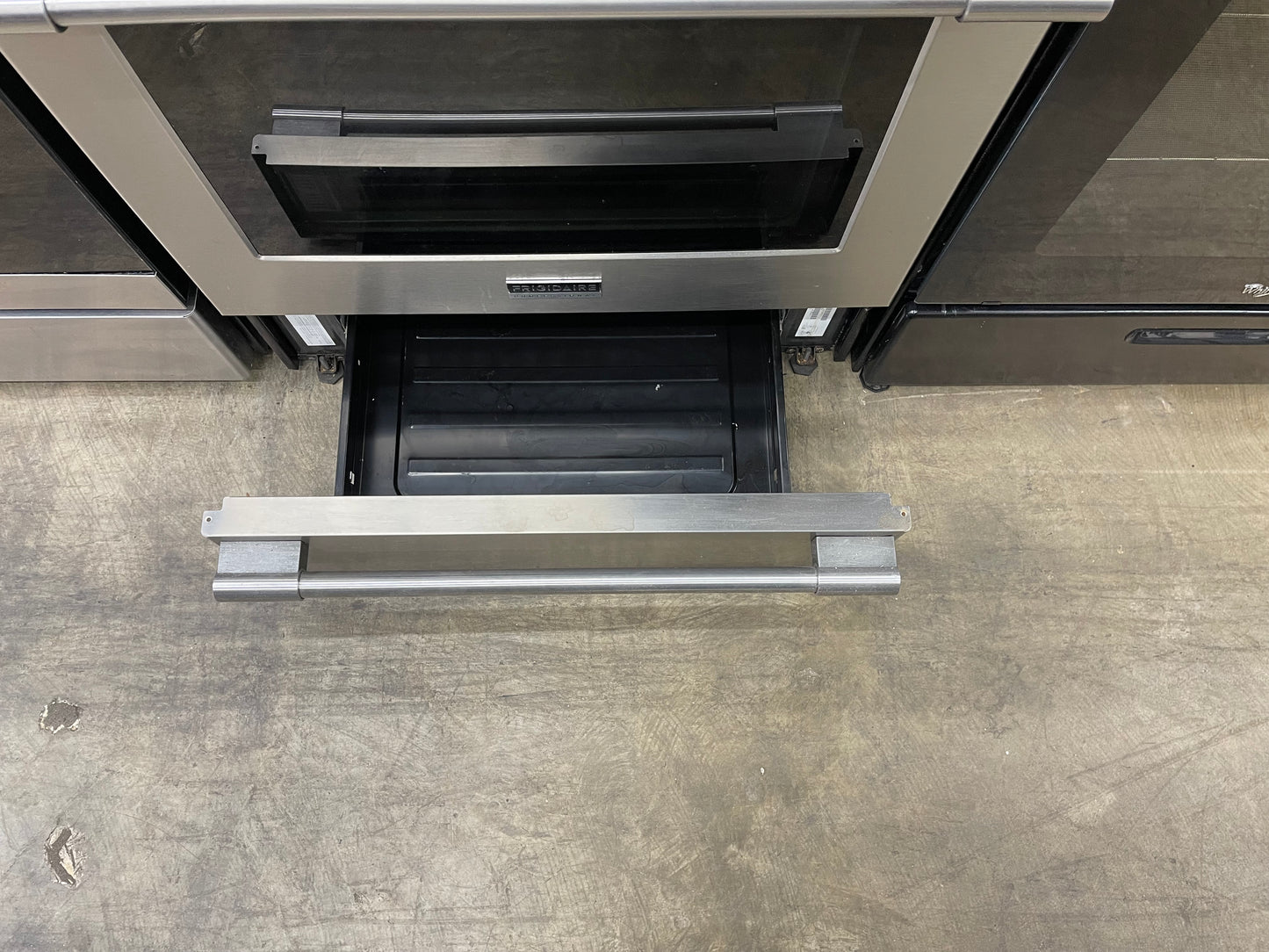 Frigidaire Professional 30-in 5 Burners 5.6-cu ft Self Cleaning Freestanding Gas Range in Stainless Steel-Model #FPGF3077QF