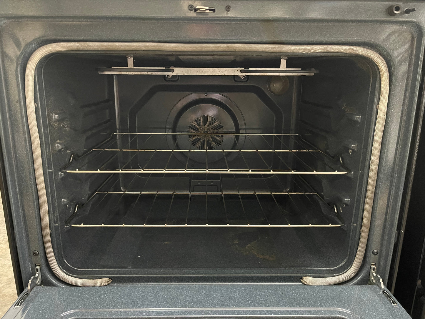 Whirlpool WFE381LVB
30 Inch Freestanding Electric Range with 4 Radiant Burners, Ceramic Glass Cooktop, 5.3 cu. ft. Capacity Oven, Rapid Boil Element, TimeSavor Convection Cooking and Storage Drawer: Black