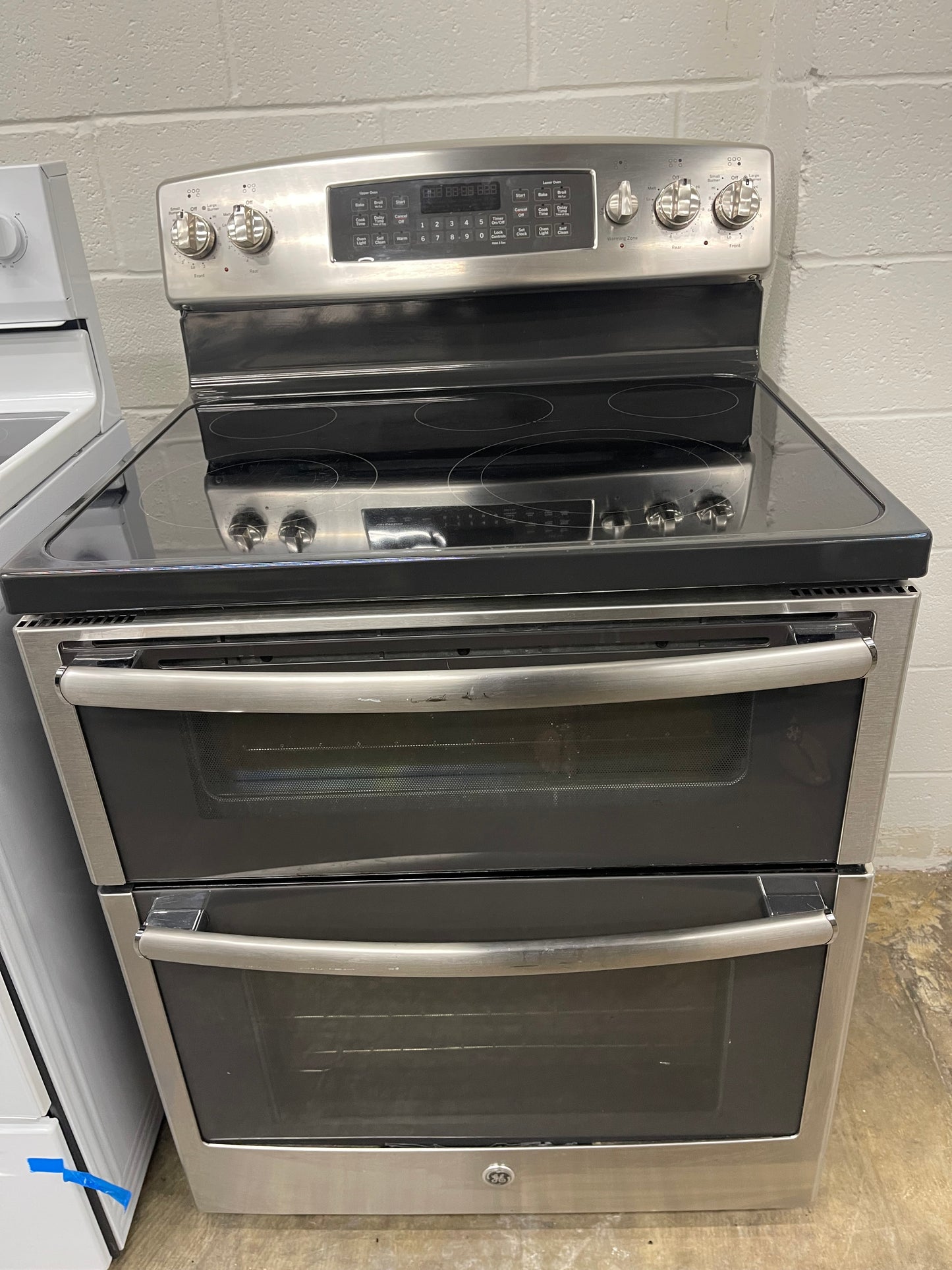 GE 30" Free-Standing Electric Double Oven Convection Range
Model #:JB850SF1SS