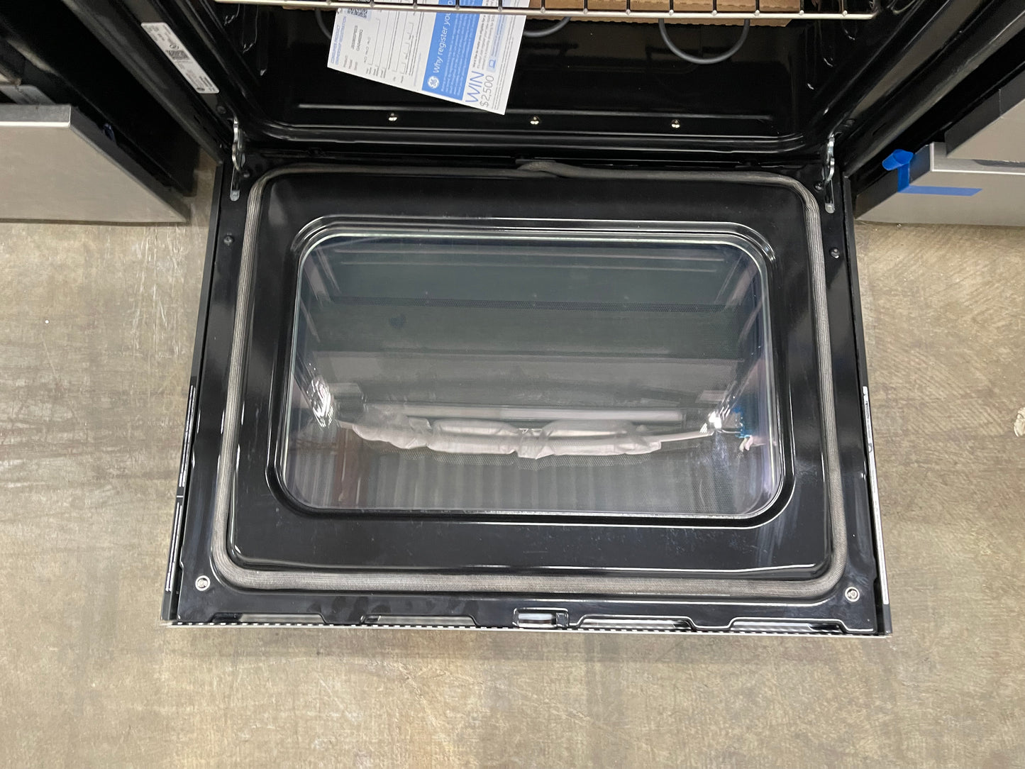 GE 30-in Glass Top 5 burners 4.4-cu ft / 2.2-cu ft Air Fry Convection Oven Freestanding Double Oven Electric Range ( Stainless Steel )
Model #JBS86SPSS
