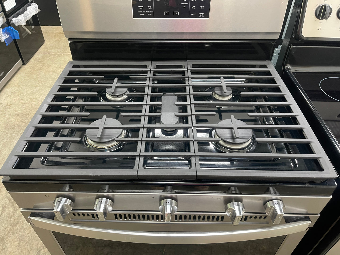 Whirlpool WFG550S0LZ
30 Inch Freestanding Gas Range with 5 Sealed Burners, 5.0 cu. ft. Oven Capacity
