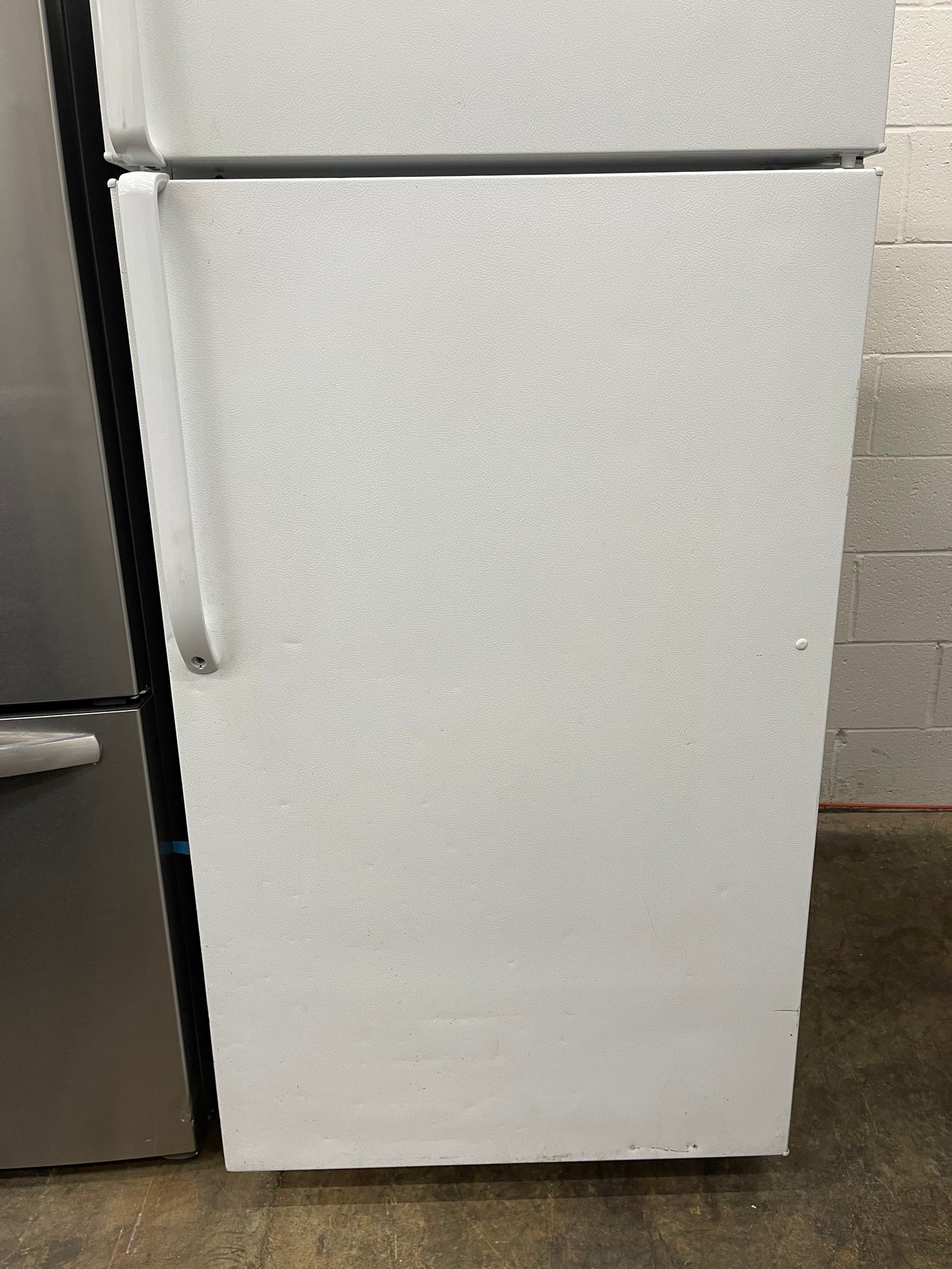 GE GTH18GBDWW
18.1 cu. ft. Top-Freezer Refrigerator with 2 Adjustable Spill Proof Glass Shelves, 2 Adjustable Humidity Crispers, Gallon Storage, Upfront Temperature Controls and Optional Ice Maker: White