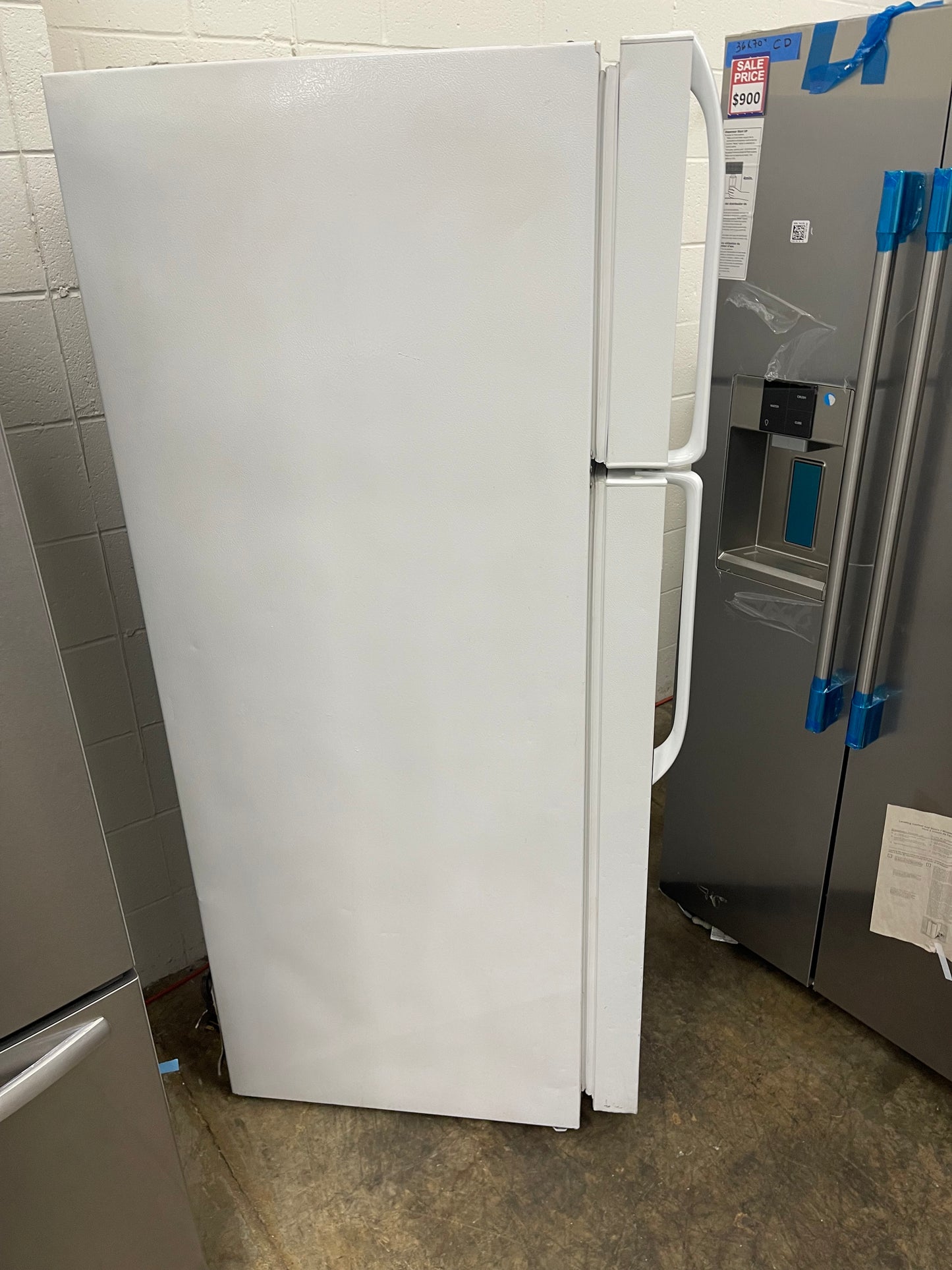 GE GTH18GBDWW
18.1 cu. ft. Top-Freezer Refrigerator with 2 Adjustable Spill Proof Glass Shelves, 2 Adjustable Humidity Crispers, Gallon Storage, Upfront Temperature Controls and Optional Ice Maker: White