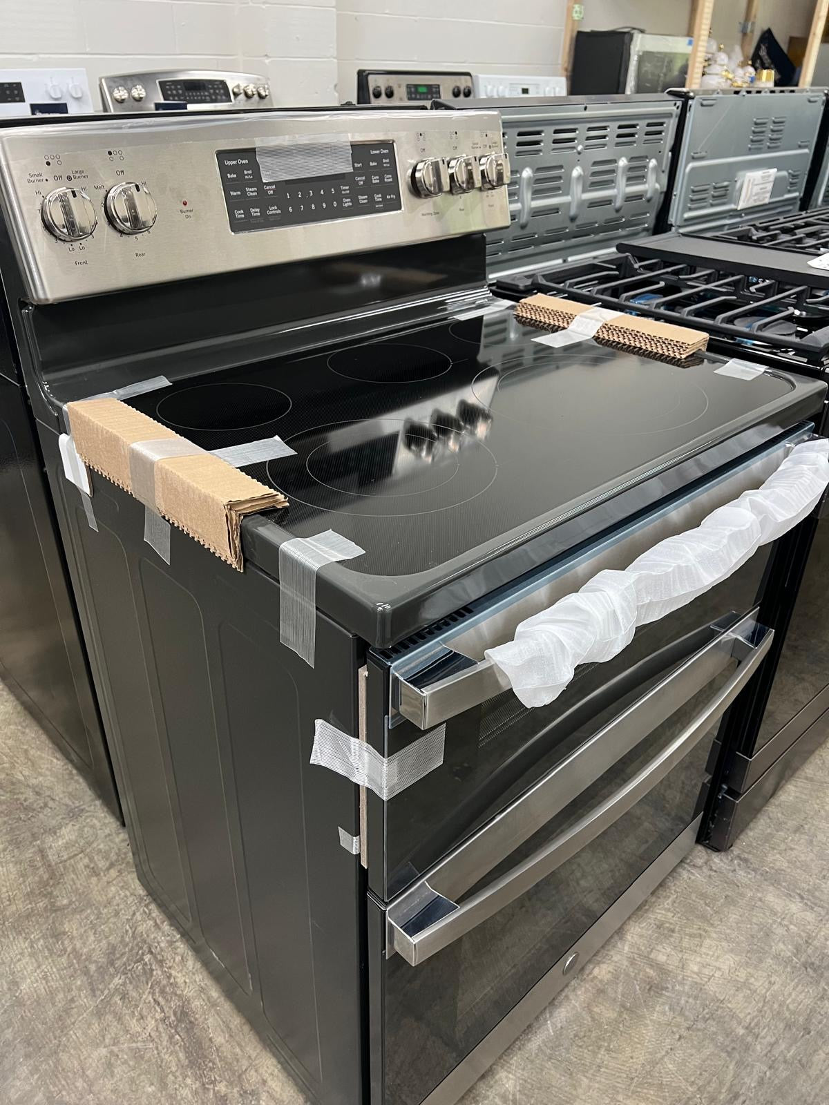 GE 30-in Glass Top 5 burners 4.4-cu ft / 2.2-cu ft Air Fry Convection Oven Freestanding Double Oven Electric Range ( Stainless Steel )
Model #JBS86SPSS