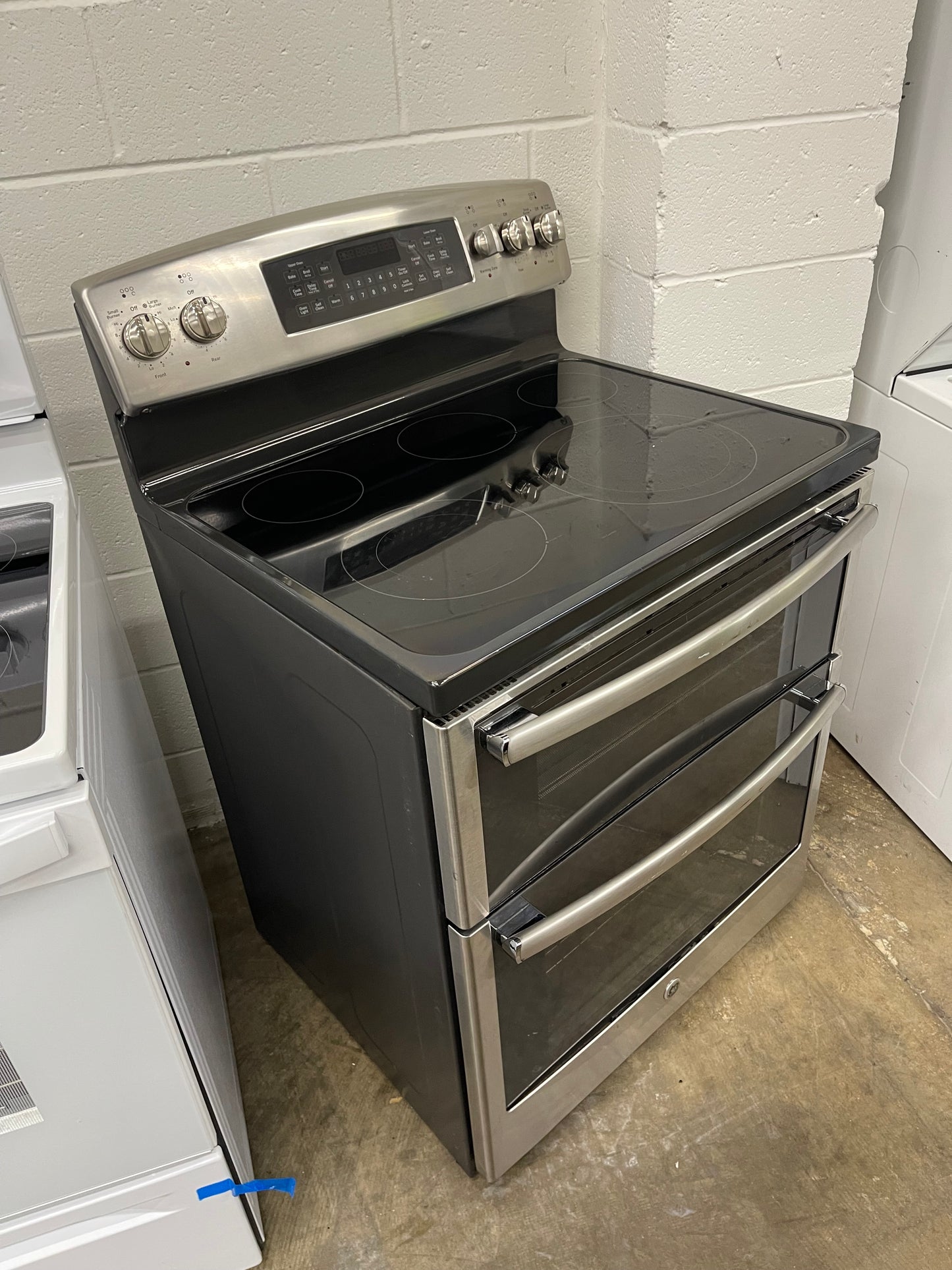 GE 30" Free-Standing Electric Double Oven Convection Range
Model #:JB850SF1SS