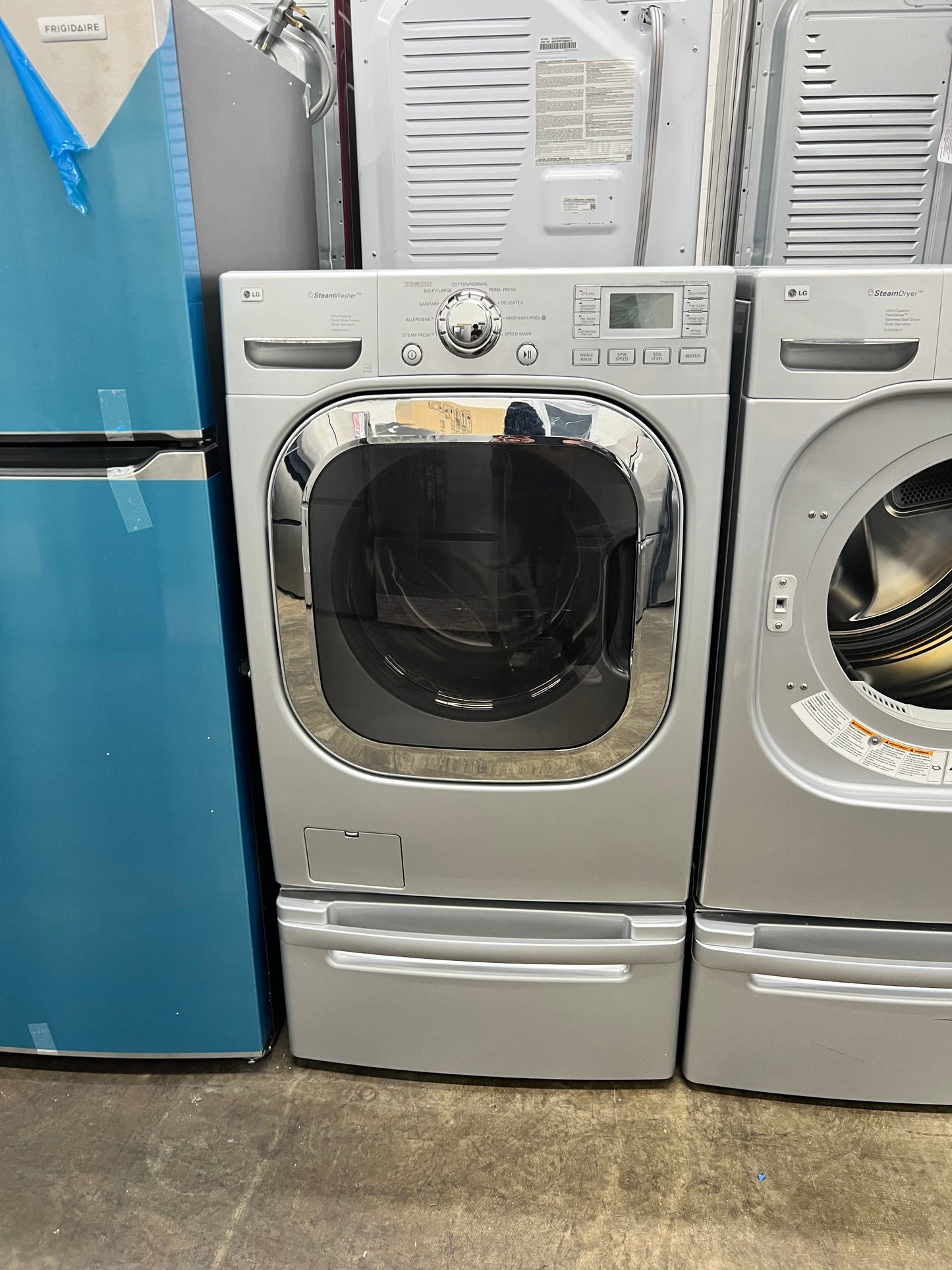LG Front-Load 4.5-cu ft Washer and 7.4-cu ft Electric Dryer Set in Pure Silver