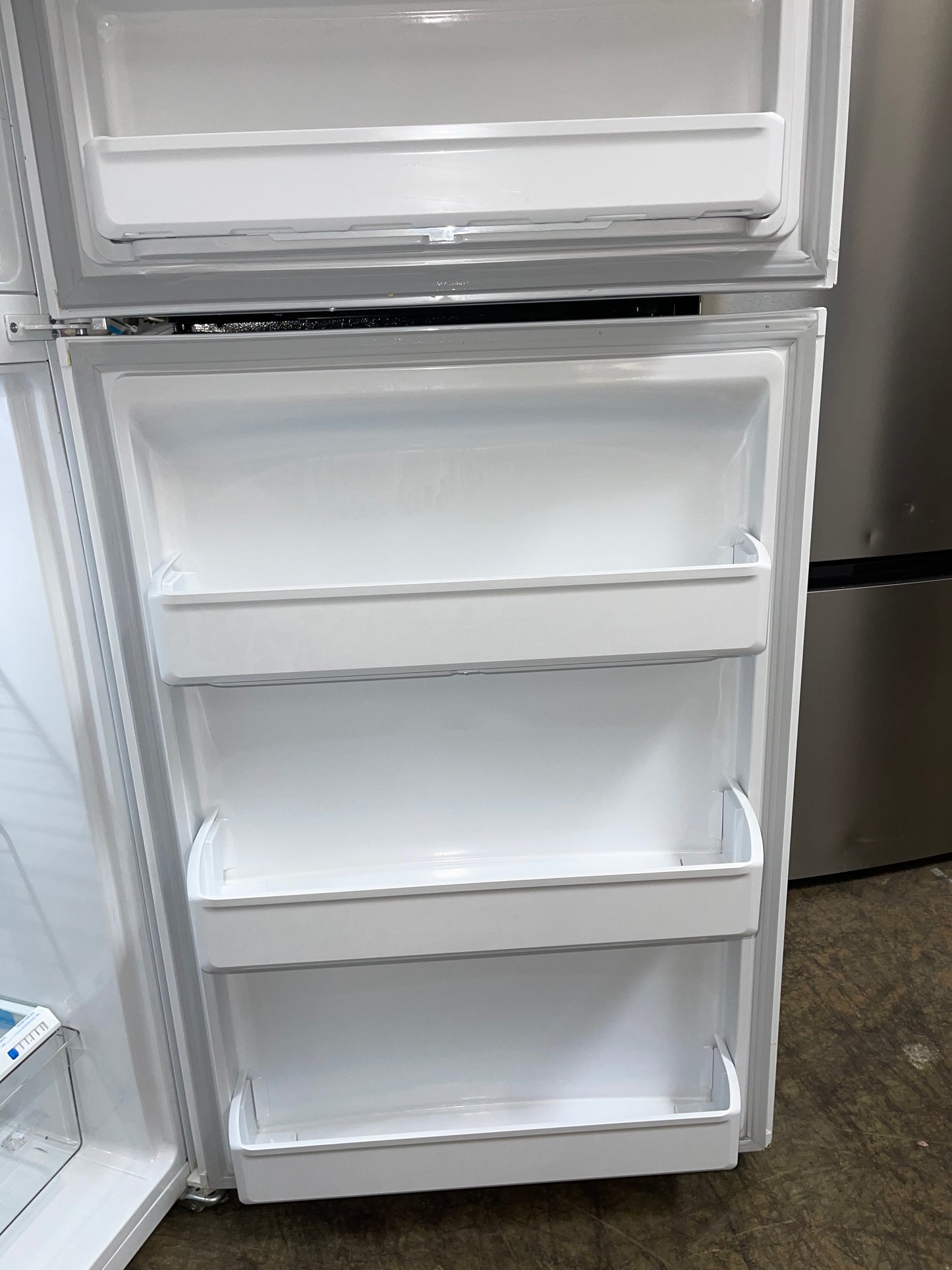 Frigidaire FFTR1814WW
30 Inch Top Freezer Refrigerator with 18.3 Cu. Ft. Total Capacity
