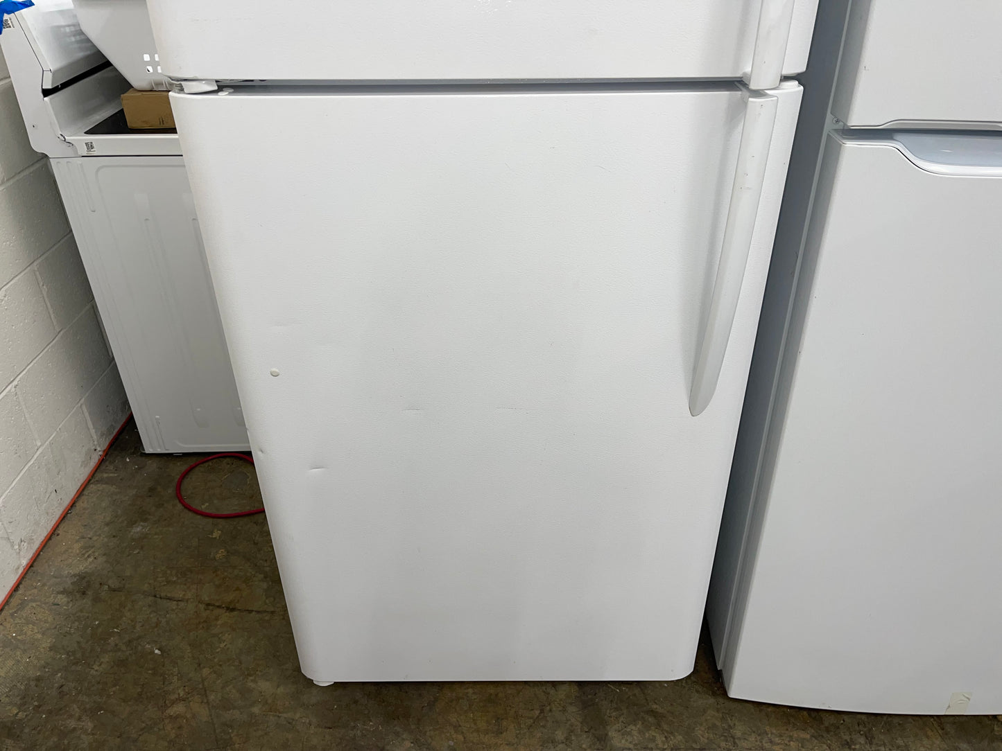 Frigidaire Gallery Series FGHT1834KW
18.2 cu. ft. Top-Freezer Refrigerator with 3 SpillSafe Glass Shelves, 2 Humidity Control Crispers, Adjustable Gallon Door Bins and Optional Ice Maker: White
