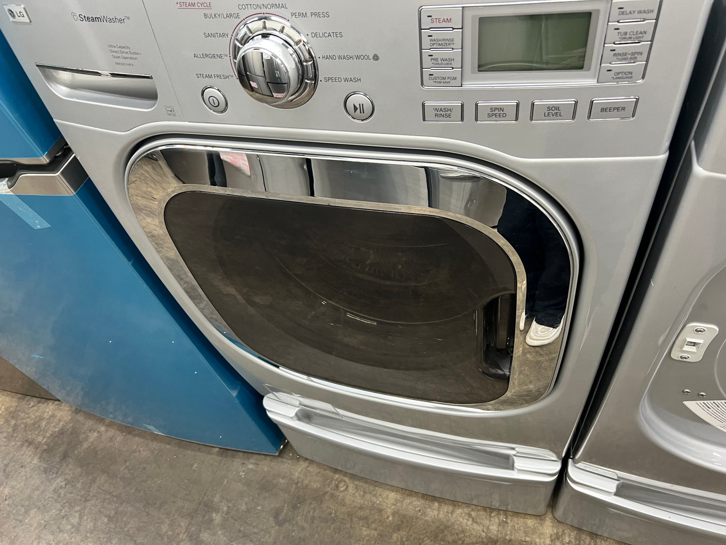 LG Front-Load 4.5-cu ft Washer and 7.4-cu ft Electric Dryer Set in Pure Silver