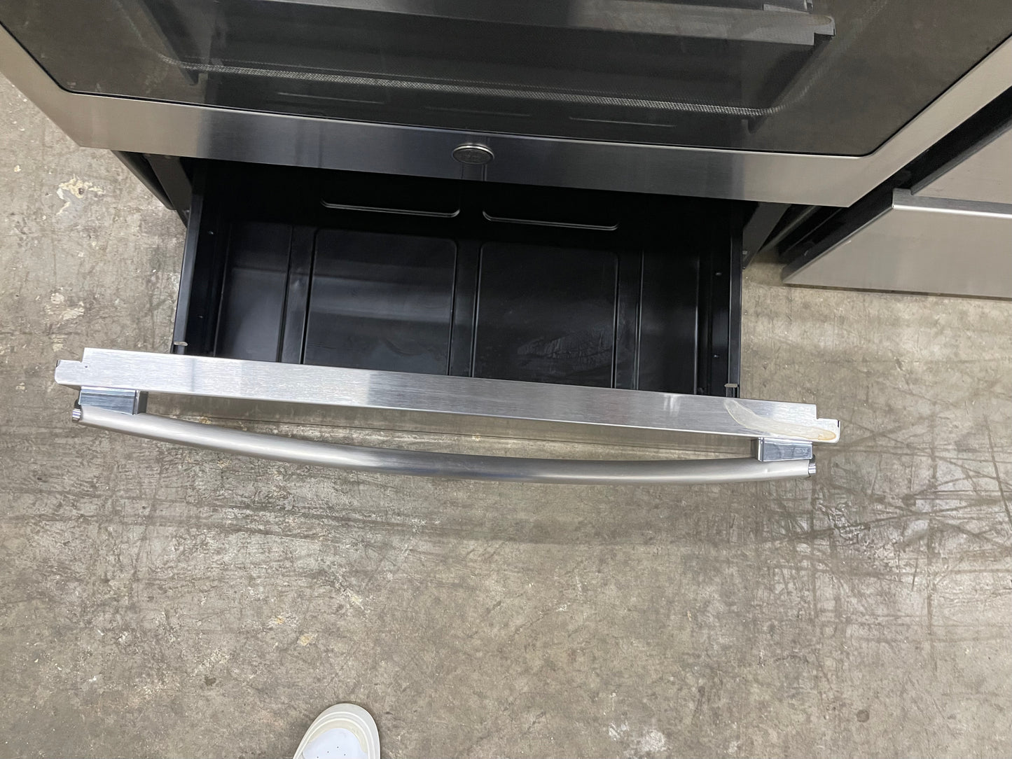 GE Profile PB930SLSS
30 Inch Smart Electric Range with 5.3 Cu. Ft. Oven, Five Heating Elements, Temperature Probe, True European Convection, WiFi, 3600W Power Boil, Chef Connect, and Self Clean