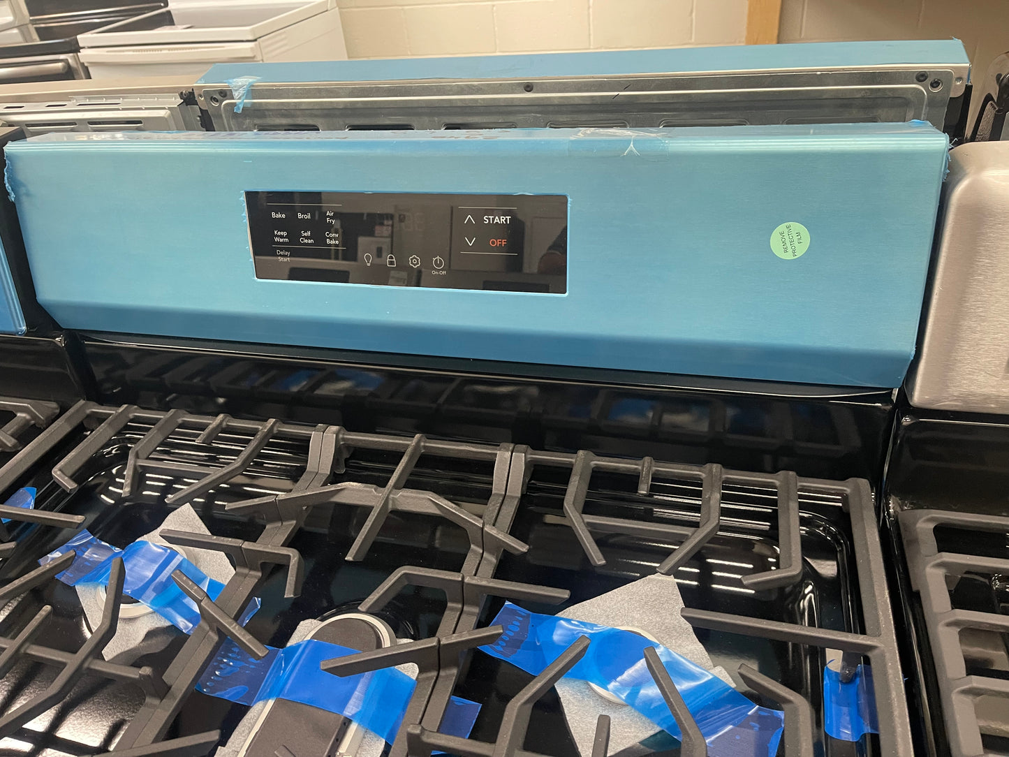 Frigidaire 30-in 5 Burners 5.1-cu ft Air Fry Convection Oven Freestanding Gas Range in Stainless Steel-Model #FCRG3083AS