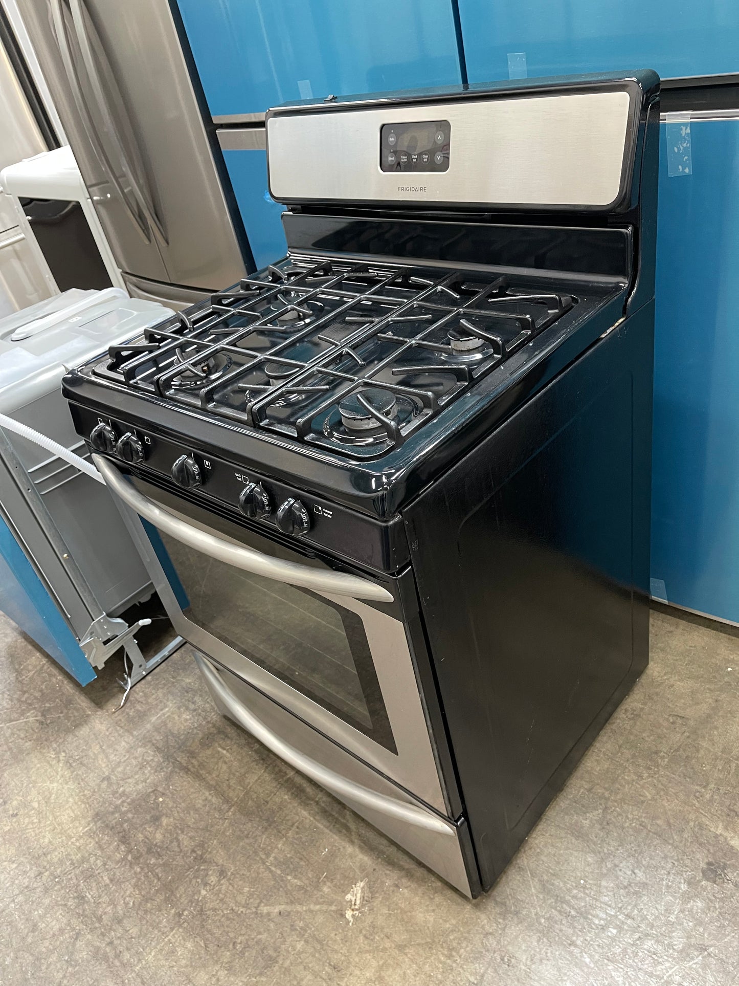 Frigidaire 30-in 5 Burners 4.2-cu ft Freestanding Gas Range in Stainless Steel-Model #FGF348KCN