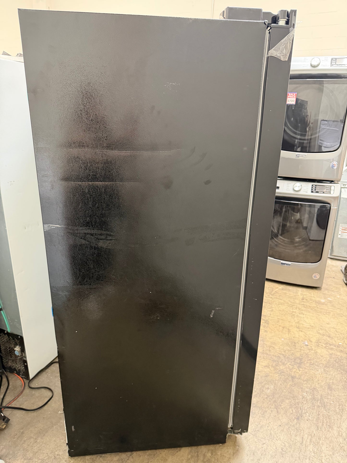 Frigidaire 25.6-cu ft Standard-Depth 36-in Wide Side-by-Side Refrigerator with Ice Maker ,Water and Ice Dispenser ( Black )