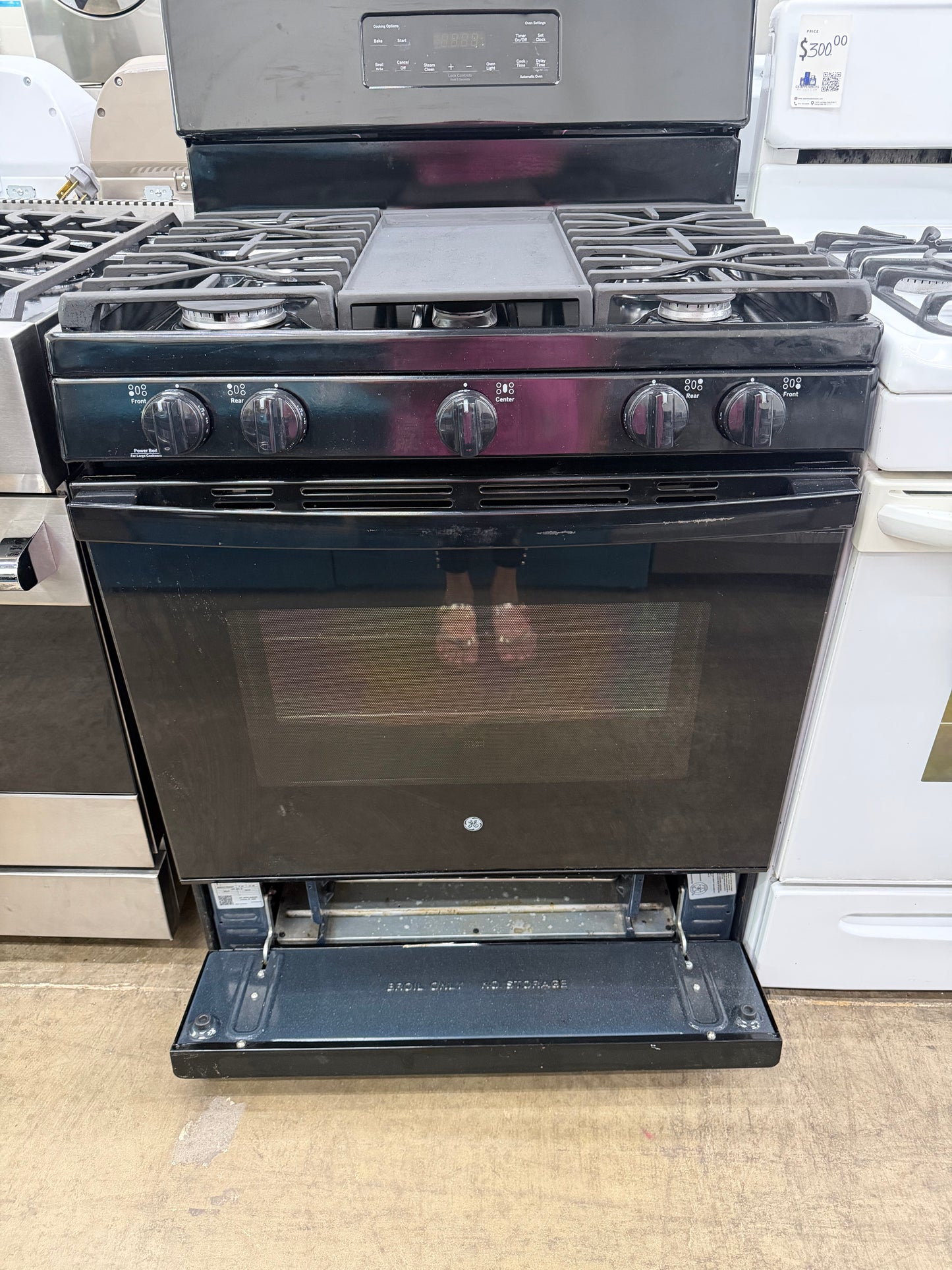 GE 30” Freestanding Gas Range – Model JGBS66DEK4BB