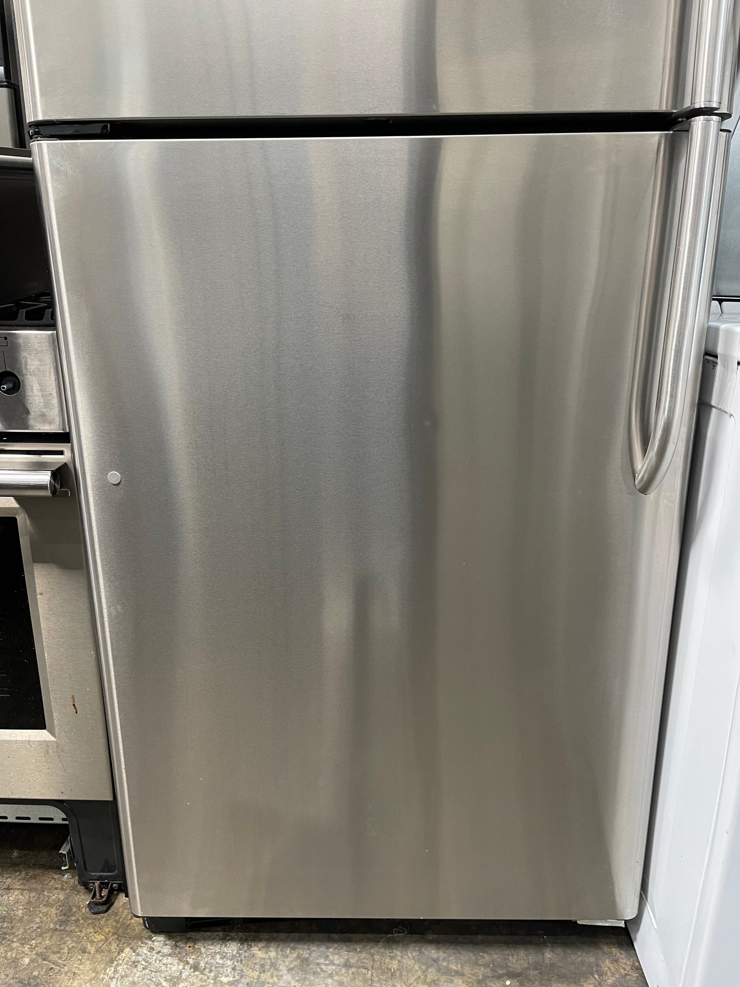 GE 17.9 Cu. Ft. Stainless Top-Freezer Refrigerator
GTS18SBSARSS