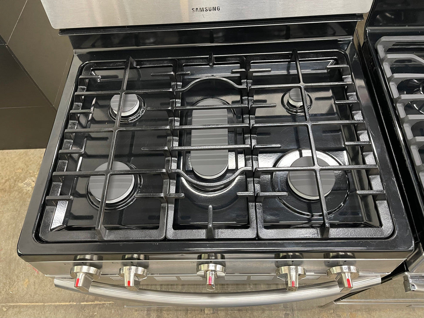 Samsung FX510BGS
30 Inch Freestanding Gas Range with 5 Sealed Burners, 5.8 cu. ft. Convection Oven, Self-Clean, 4 Preset Menu Options, Proofing and Storage Drawer