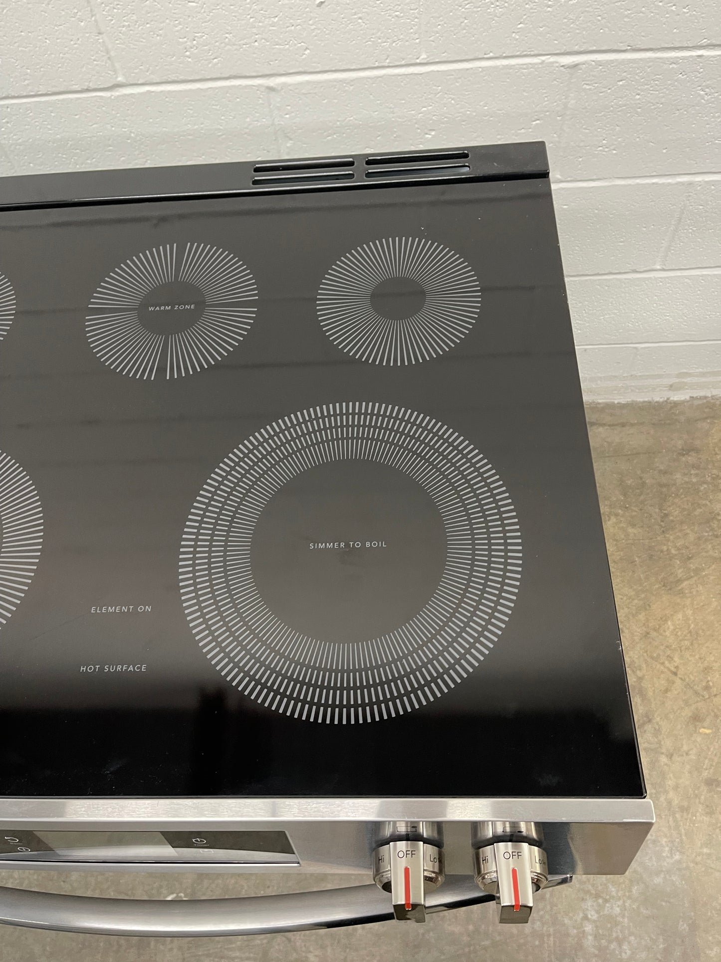 Frigidaire Gallery Series GCFE3070BF
30 Inch Freestanding Electric Range with 5 Elements, 6.2 cu. ft. Total Convection Oven, EvenTemp™ Element, Storage Drawer, Stone-Baked Pizza, Air Fry, Self & Steam Clean, and Star-K