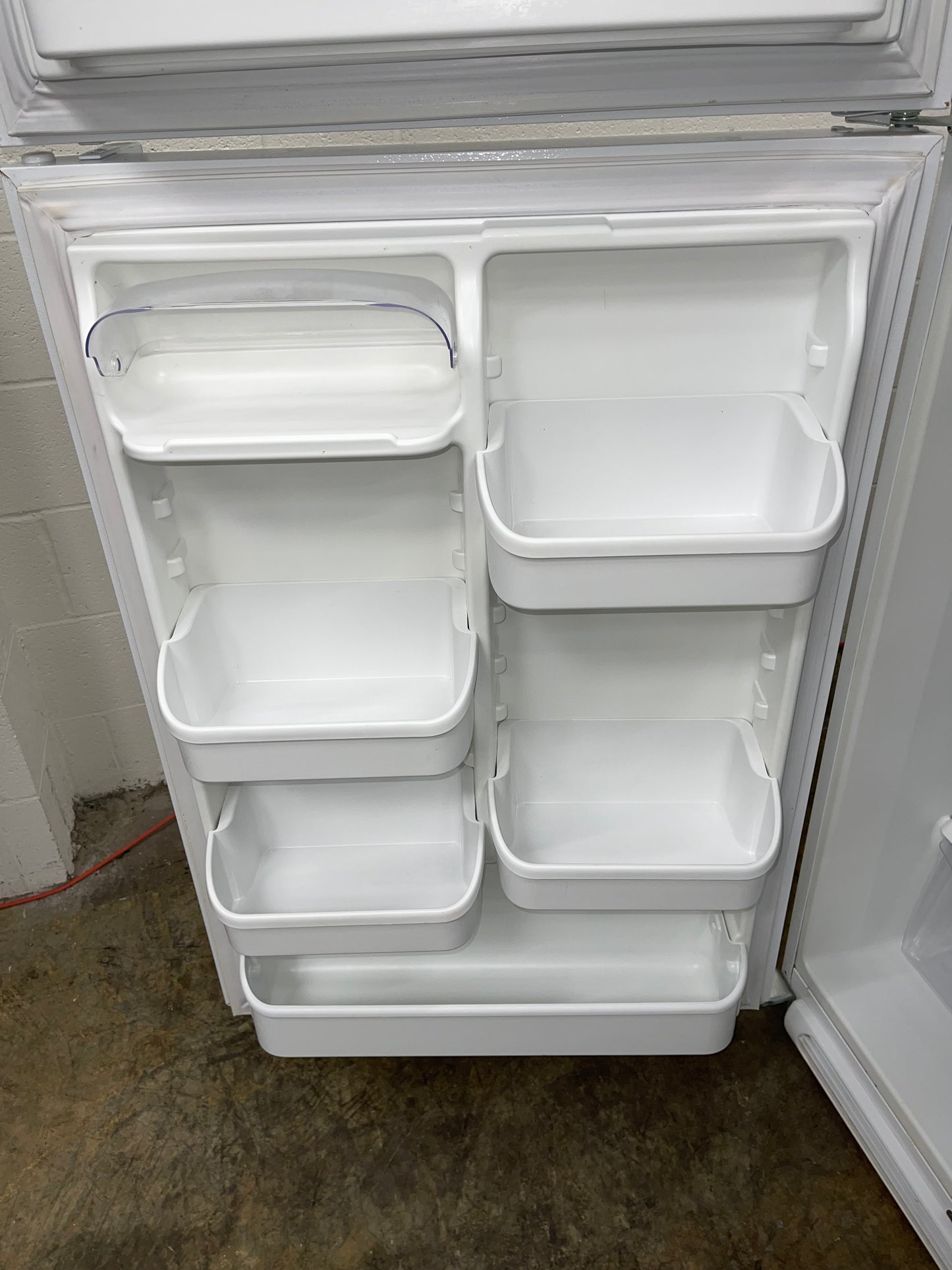 Frigidaire Gallery Series FGHT1834KW
18.2 cu. ft. Top-Freezer Refrigerator with 3 SpillSafe Glass Shelves, 2 Humidity Control Crispers, Adjustable Gallon Door Bins and Optional Ice Maker: White