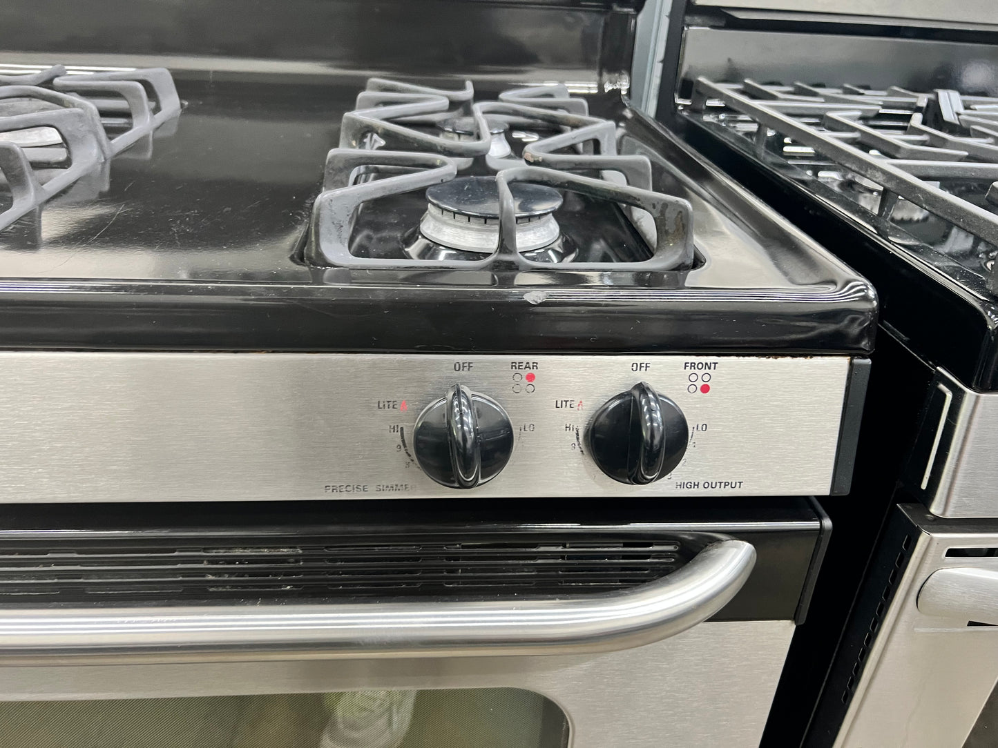 GE 30" Free-Standing Gas Range with 5.0 Cubic Feet Capacity Oven in Stainless Steel-Model #JGBP33SEHSS