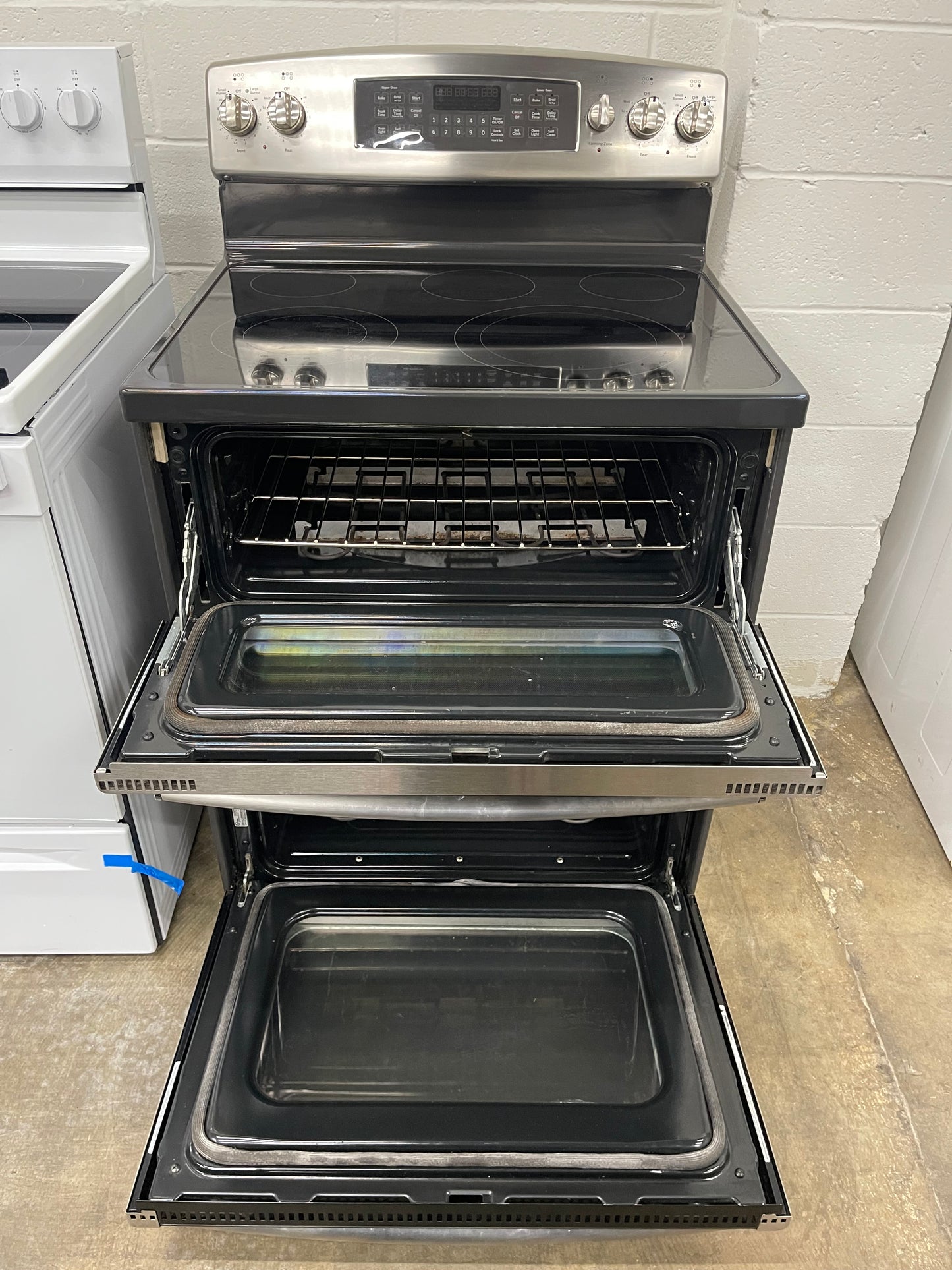 GE 30" Free-Standing Electric Double Oven Convection Range
Model #:JB850SF1SS