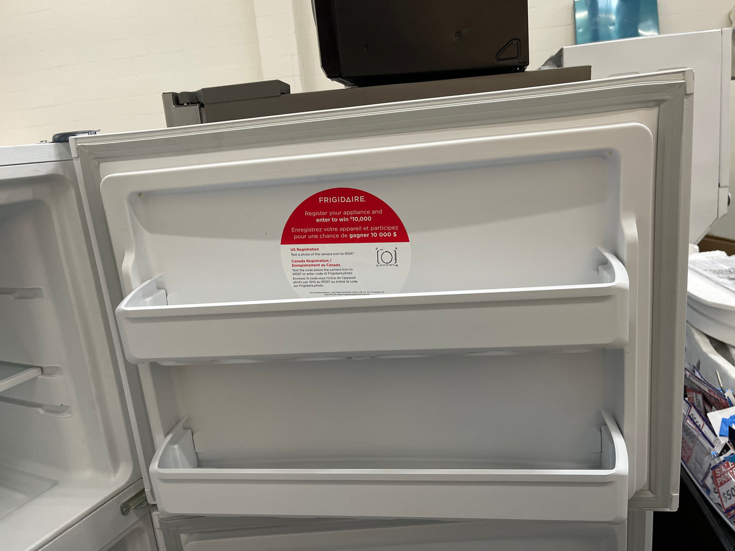Frigidaire FFTR1814WW
30 Inch Top Freezer Refrigerator with 18.3 Cu. Ft. Total Capacity