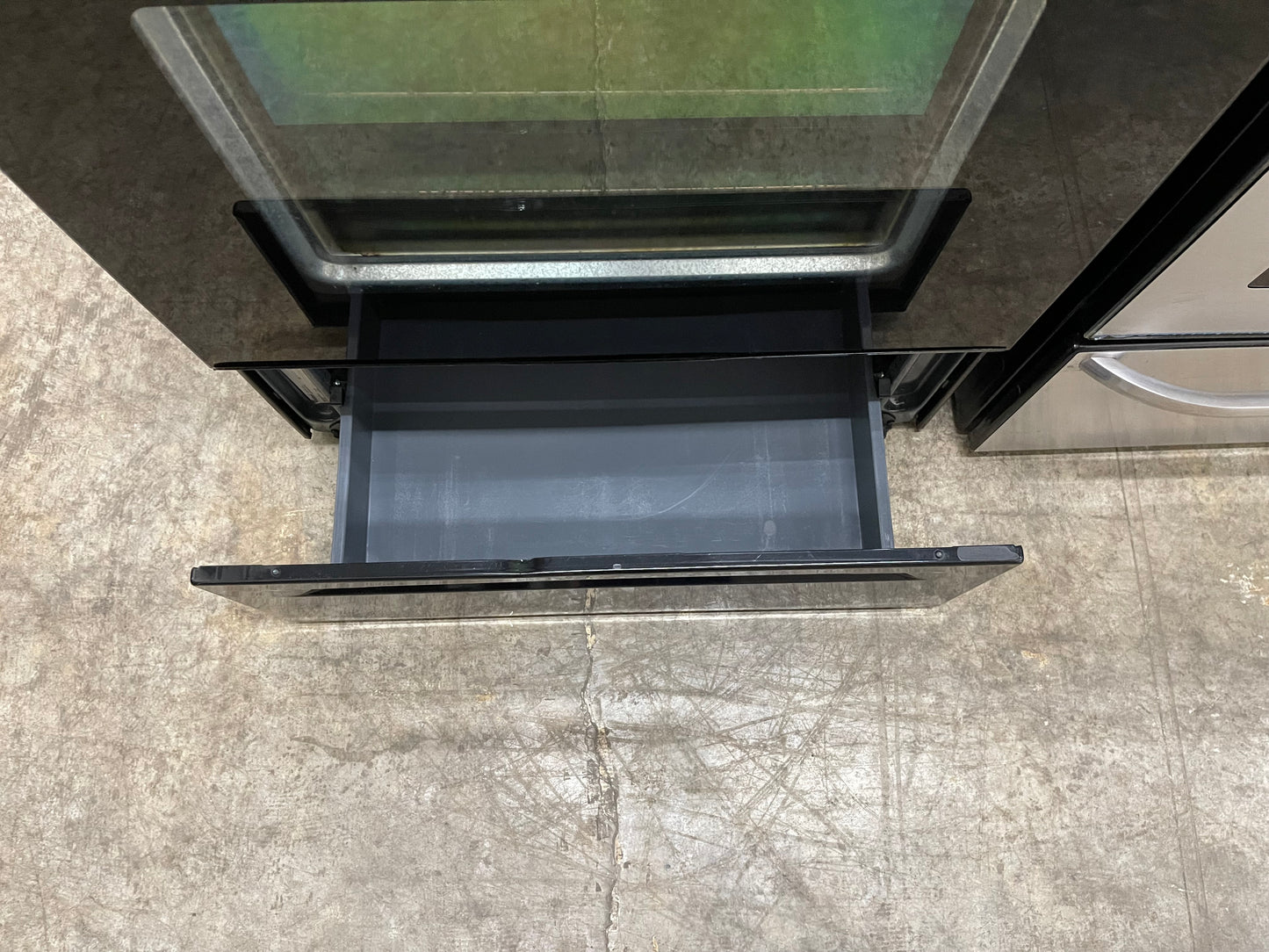 Whirlpool WFE381LVB
30 Inch Freestanding Electric Range with 4 Radiant Burners, Ceramic Glass Cooktop, 5.3 cu. ft. Capacity Oven, Rapid Boil Element, TimeSavor Convection Cooking and Storage Drawer: Black