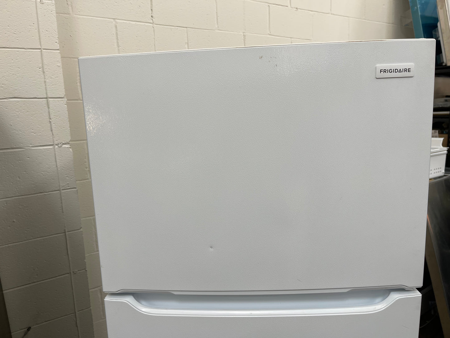 Frigidaire FFTR1814WW
30 Inch Top Freezer Refrigerator with 18.3 Cu. Ft. Total Capacity
