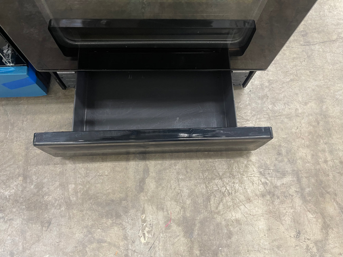 GE 30" Free-Standing Gas Range
Model #:JGB281DERBB