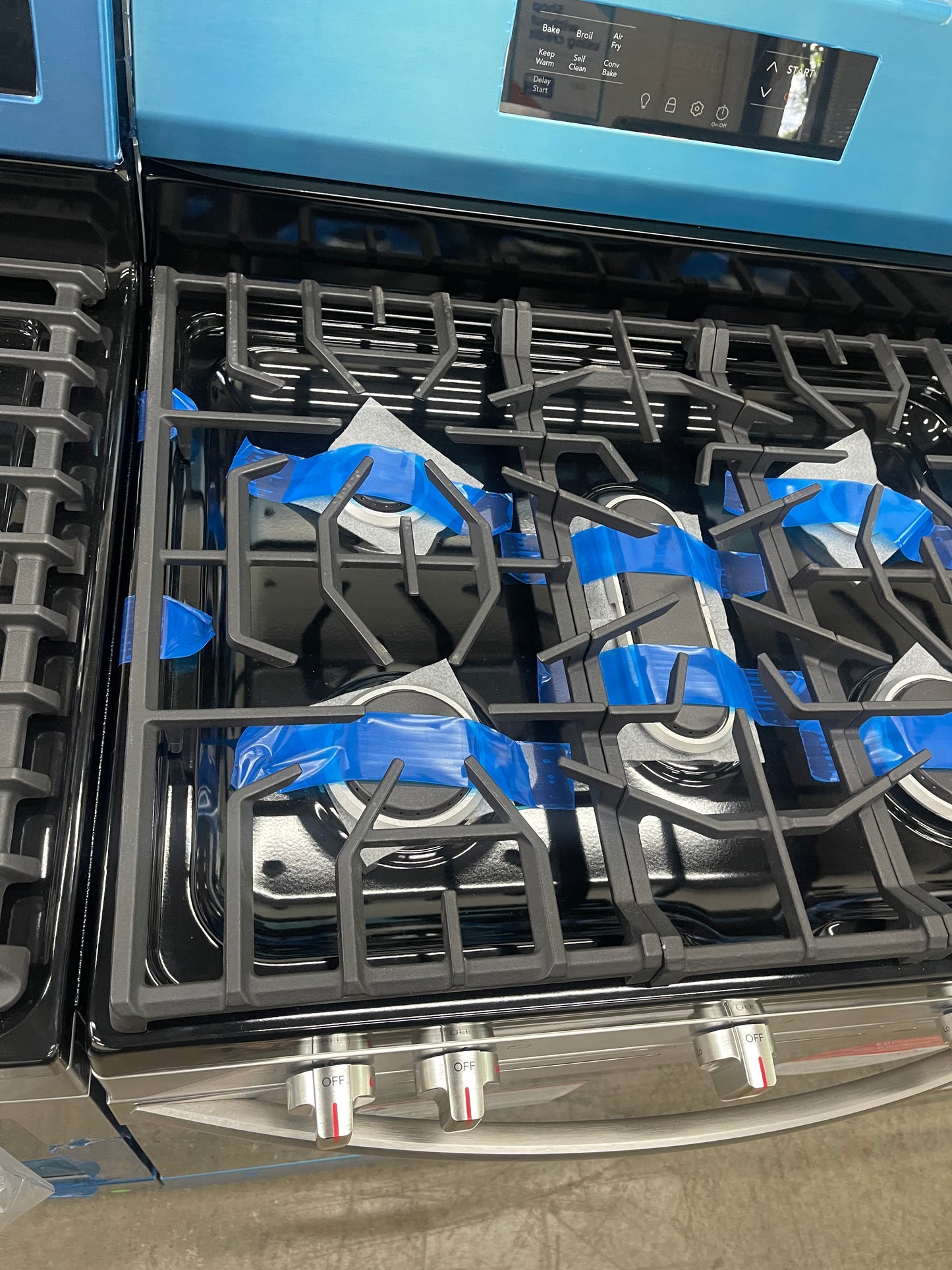 Frigidaire 30-in 5 Burners 5.1-cu ft Air Fry Convection Oven Freestanding Gas Range in Stainless Steel-Model #FCRG3083AS