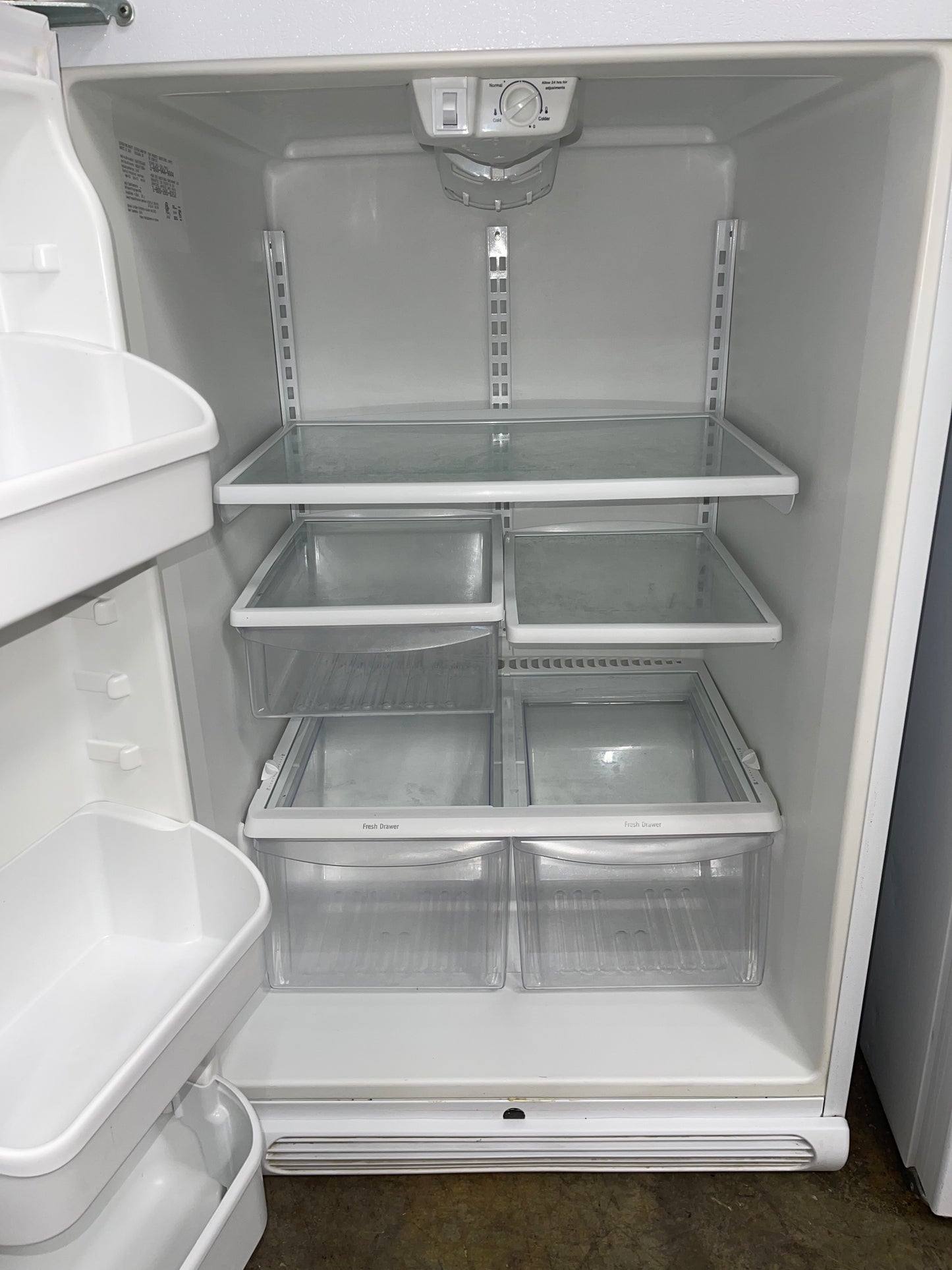 Frigidaire Gallery Series FGHT1834KW
18.2 cu. ft. Top-Freezer Refrigerator with 3 SpillSafe Glass Shelves, 2 Humidity Control Crispers, Adjustable Gallon Door Bins and Optional Ice Maker: White