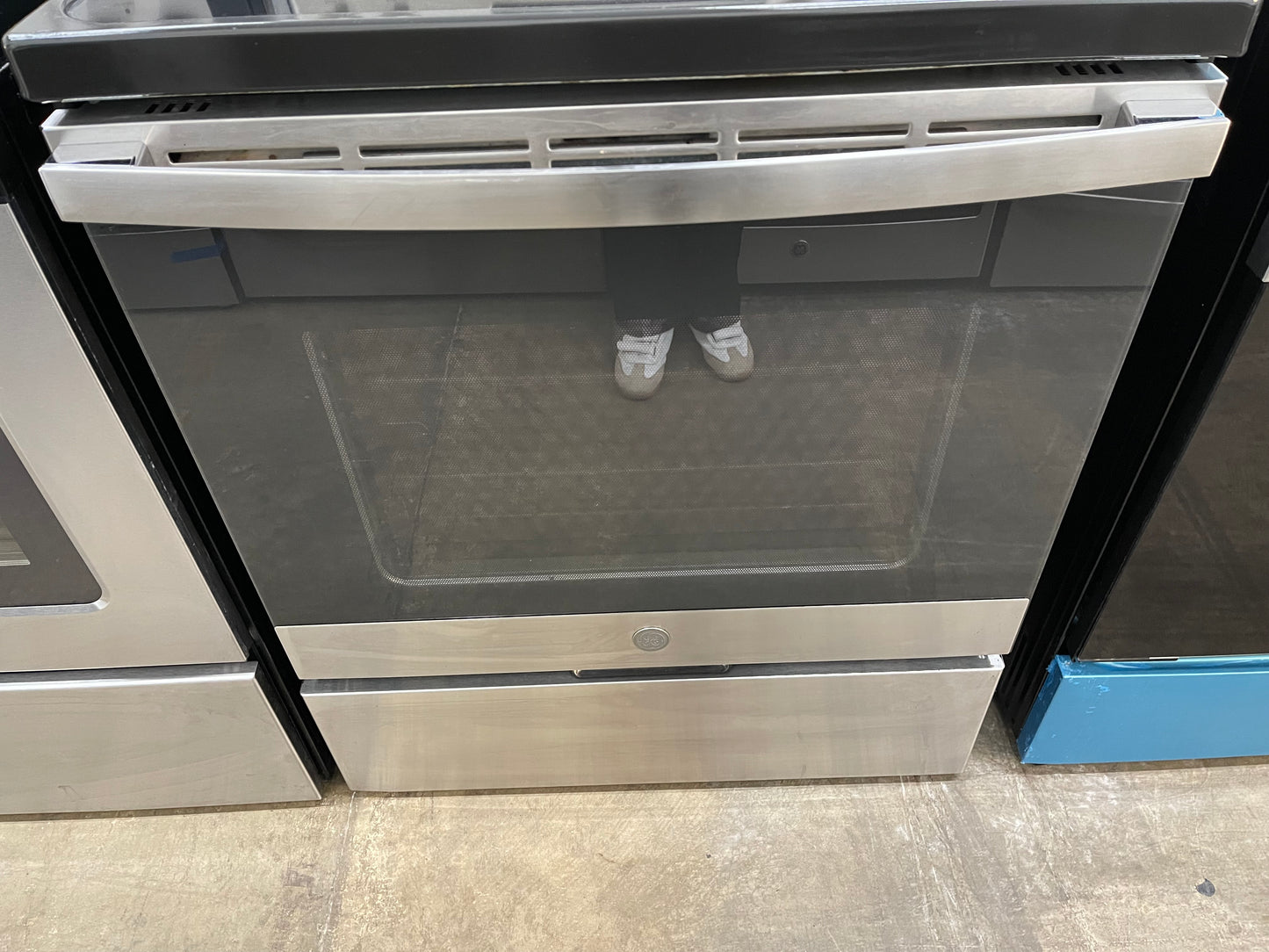 GE 30" Free-Standing Electric Convection Range
Model #:JB750SJSS