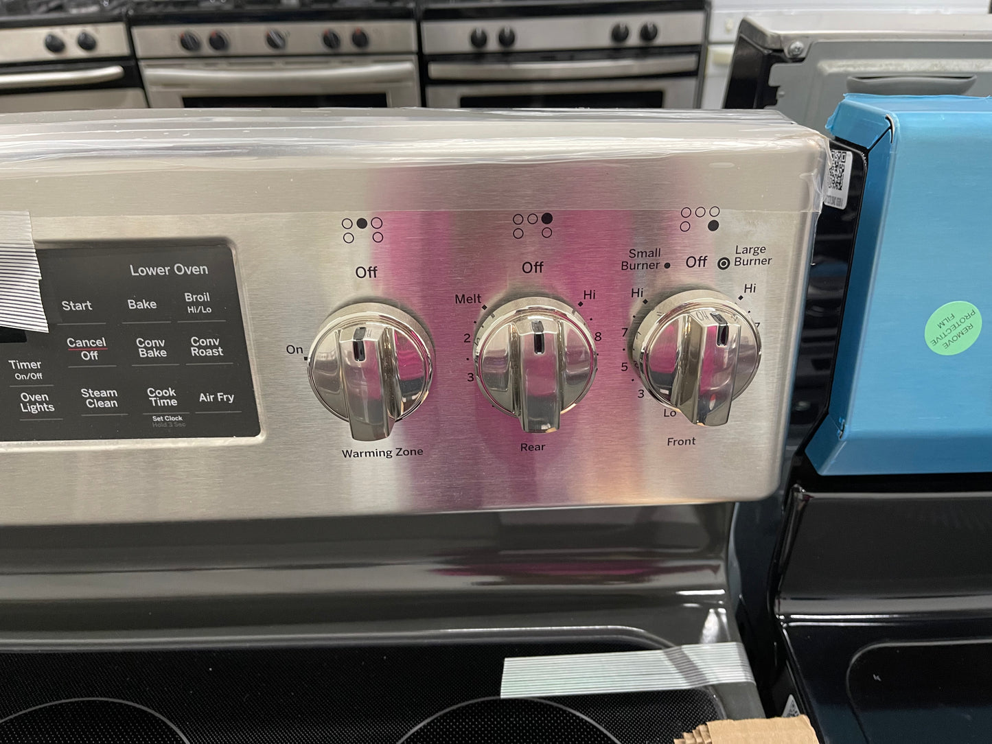 GE 30-in Glass Top 5 burners 4.4-cu ft / 2.2-cu ft Air Fry Convection Oven Freestanding Double Oven Electric Range ( Stainless Steel )
Model #JBS86SPSS